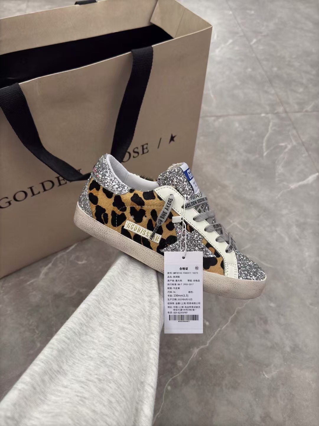 NO:172501,(Long-term goods. Order inquiry) Leopard print silver star couple model. Original single niuli high-end version. Don’t disturb the low-end!  2025 new ggdb star small dirty shoes golden goose dirty shoes high-version single shoes for men and women couples Golden Gse Deluxe Brand SUPER$TAR N pair of genuine disassembly version# The best market is not convinced, and it is better than the white shoes. It breaks the traditional aesthetics and the small dirty shoes have done it!  Celebrity private server demonstration is so versatile!  No need to worry about washing shoes anymore!  The upper is original matte cowhide (the essence of old making) Customized towel material   Italian cowhide, exclusive open mold latex pad cowhide insole, original replica open molding and pressing code. GGDB letter punching. The 3.5cm height-enhancing insole can be taken out. The old craftsman polished by hand, even the soles are unruly dirty, with a combination of edges and a high standard shipment!  Women's Size: 35-40. Men's Size 40-46 (Men's Size 10. Men's Size only adjust the upper and lower sizes) 34 Women 41 45 46 Custom-made without return and exchange Packaging: Full upgrade of new packaging. Cards, tags, cloth bags, casual shoes/sports shoes, sneakers, cowhide, gold19860909（长期做货.订单询价） 豹纹银格星情侣款.原单牛里高版本.低端勿扰！ 2025新款 ggdb star 小脏鞋黄金鹅脏脏鞋高版本男女情侣款单鞋Golden Gse Deluxe Brand SUPER$TAR N双正品拆解打版# 市场最优不服来比 # 火红程度比小白鞋还要早,打破传统审美,小脏鞋做到了！明星私服上脚示范 就是这么百搭 ！再也不用担心洗鞋的问题啦！ 鞋面原版磨砂牛皮（做旧精髓所在） 内里定制毛巾料 意大利牛皮, 独家开模乳胶垫牛皮鞋垫,鞋垫原版复刻开模压码. GGDB字母冲孔. 3.5cm内增高鞋垫可以拿出来 老工匠手工打磨,就连鞋底也是不羁的脏,包边组合大底,高标准出货！ 女码:35-40. 男码40-46（男码10. 男码只调上下码） 34 女 41 45 46 可定做不退换 包装:全线升级新包装. 卡片,吊牌,布袋,休闲鞋/运动鞋,sneakers,cowhide,gold,Women's Shoes