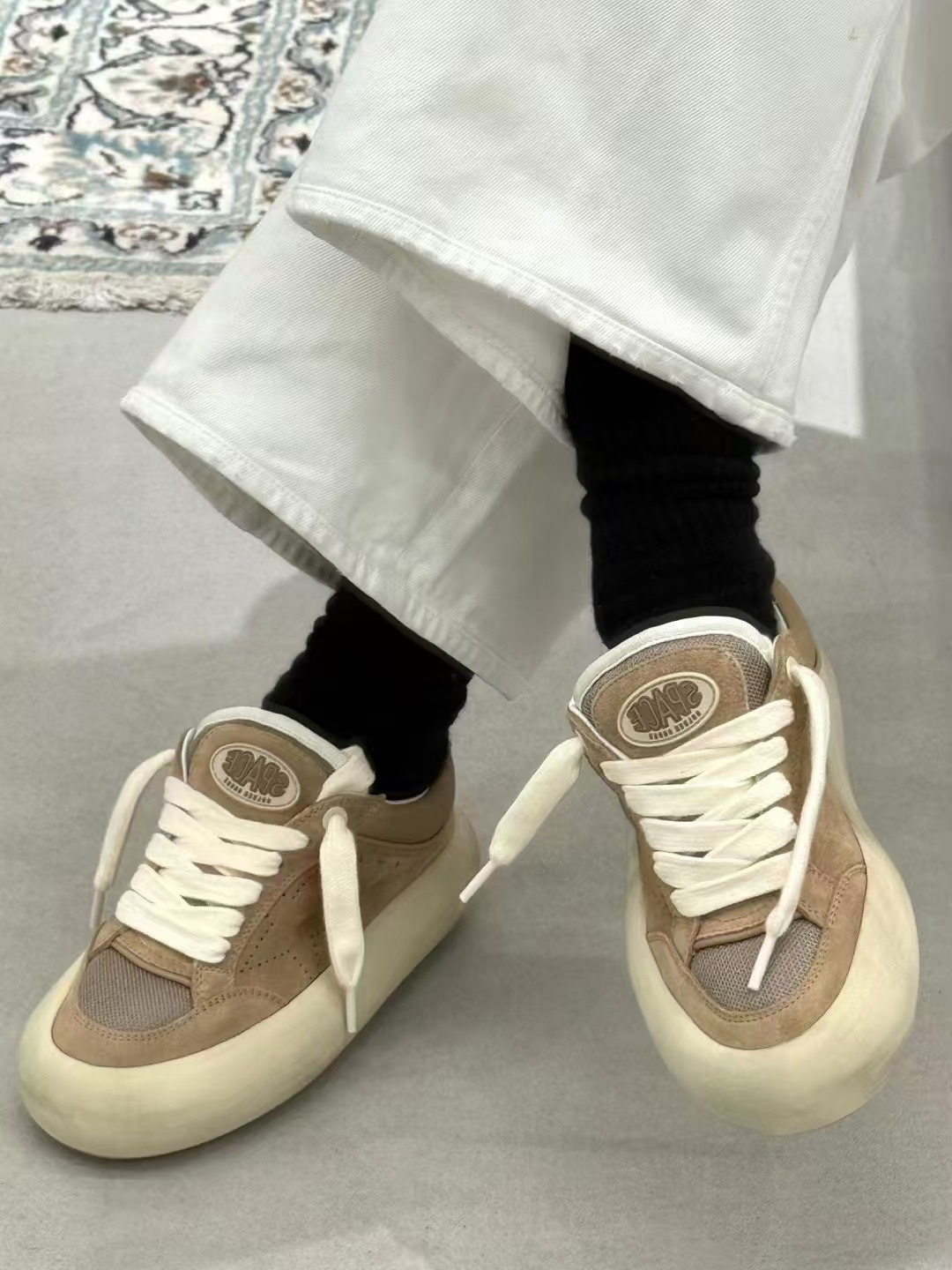 NO:171620,(Long-term goods. Order inquiry) New bread shoes top-level high-end version. Low-end ggdb space star new thick-soled bread shoes wool small dirty shoes Golden Gse Deluxe Brand SUPER$TAR wool dirty shoes N pairs of genuine disassembly version # The best market is not acceptable to compare # The new autumn and winter wool small dirty shoes are more popular than the white shoes, breaking the traditional aesthetics, the small dirty shoes have done it!  Celebrity private server demonstration is so versatile!  No need to worry about washing shoes anymore!  Original custom cowhide (the essence of old making) original replica material. Old craftsmen polished by hand, even the soles are unruly dirty. The edge-packing combination soles are shipped at high standards!  Packaging: Cards, cloth bags, tags, original box Size: Women 35-41 Colors: 3 colors, black, white and gray, brown Golden Goose Space-Star bread bottom dirty shoes, a strong sense of shit!  ), casual shoes/sports shoes, sneakers, cowhide19860909（长期做货.订单询价） 新款面包鞋顶级高版本.低端勿扰 ggdb space star新款厚底面包鞋羊毛里小脏鞋Golden Gse Deluxe Brand SUPER$TAR羊毛脏脏鞋 N双正品拆解打版# 市场最优不服来比 # 秋冬新款羊毛里小脏鞋火红程度比小白鞋还要早,打破传统审美,小脏鞋做到了！明星私服上脚示范 就是这么百搭 ！再也不用担心洗鞋的问题啦！ 鞋面原版定制牛皮（做旧精髓所在）原版复刻材料 老工匠手工打磨,就连鞋底也是不羁的脏,包边组合大底,高标准出货！ 包装: 卡片,布袋,吊牌,原版盒 码数: 女 35-41 颜色: 3色,黑,白灰,棕 Golden Goose Space-Star面包底脏脏鞋、踩屎感极强！）,休闲鞋/运动鞋,sneakers,cowhide,Women's Shoes