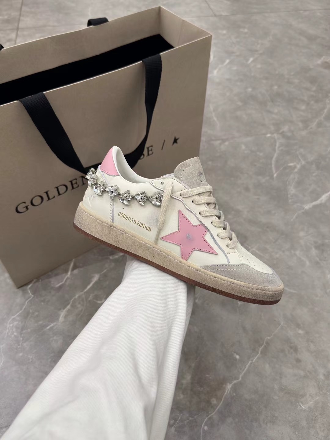 NO:392538,(Long-term goods. Order inquiry) Pink chain couples' top-level purchasing version. Don't disturb the low-end. New spring and summer GGDB small dirty shoes two-color bottom thick-soled board shoes couples' shoes hit # GGDB BALLSTAR board shoes sneakers The most thin-legged in the series is good-looking and pleasing to the eye. Goose fans must buy, which makes them look longer than superstar. Three pairs of them are all customized. All custom materials are environmentally friendly sheepskin. The limited edition is cowhide. Don't worry about the details. It's right. Especially the large-soled mold opening, but the effect is good!  !  The actual item will be a little dirtier. If the dirty shoes have a 2.5cm height, the inner height of the dirty shoes is increased by 2.5cm. Packaging: Upgrade the new packaging in the entire line. Scan the code to official card. Tags. Cloth bag size. Women 35 -40. Men 40-45 (men 10. Only adjust the upper and lower sizes), casual shoes/sports shoes, sneakers, cowhide, sheepskin19860909（长期做货.订单询价） 粉色链条情侣款顶级代购高版本.低端勿扰 春夏新款GGDB小脏鞋双色底厚底板鞋情侣鞋爆款# GGDB BALLSTAR 板鞋运动鞋 系列里最显腿细的 上脚好看顺眼 鹅粉们必入款 比superstar更显腿长 入版三双 全部定制材料环保羊皮 限定版涂鸦的是牛皮 ,别操心细节都是对的 尤其大底巨额开模 但效果就是好鸭 ！！ 实物会更脏一点 脏鞋就要有脏鞋的亚子内增高2.5cm 包装: 全线升级新包装. 扫码官网卡片.吊牌.布袋 size 女35 -40.男40-45（男贵10.只调上下码）,休闲鞋/运动鞋,sneakers,cowhide,sheepskin,Women's Shoes