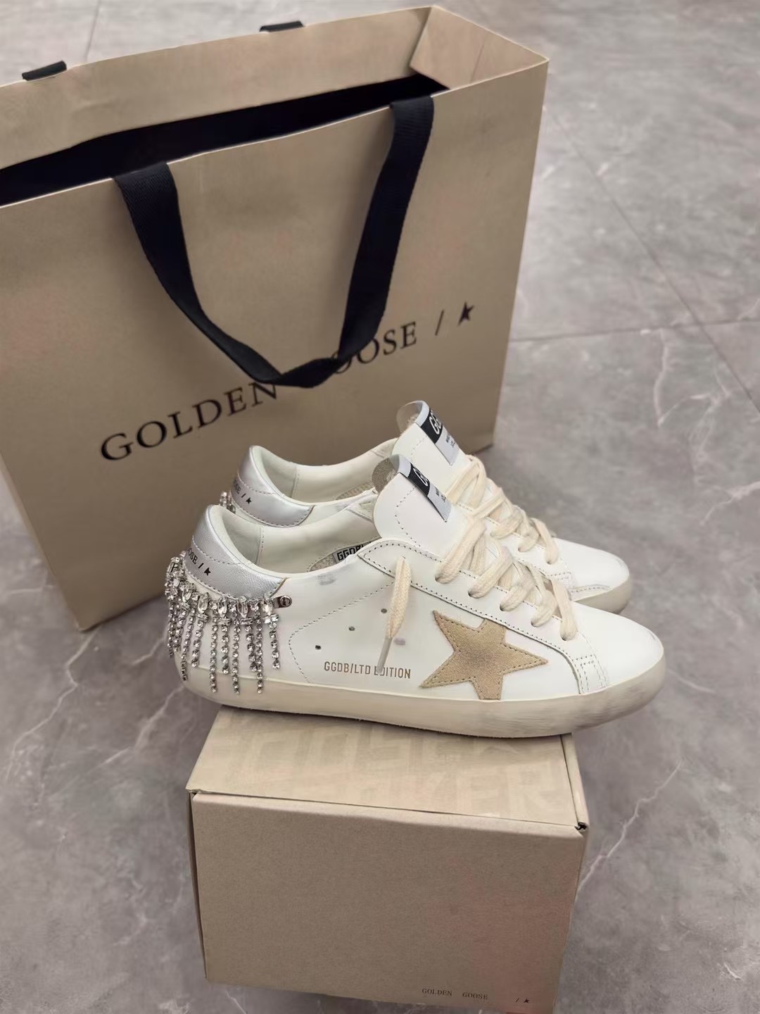 NO:392530,(Long-term goods. Order inquiry) Rhinestone chain silver tail yellow star couple model. Original single niuli high-end version. Don’t disturb the low-end!  2025 new ggdb star small dirty shoes golden goose dirty shoes high-version single shoes for men and women couples Golden Gse Deluxe Brand SUPER$TAR N pair of genuine disassembly version# The best market is not convinced, and it is better than the white shoes. It breaks the traditional aesthetics and the small dirty shoes have done it!  Celebrity private server demonstration is so versatile!  No need to worry about washing shoes anymore!  The upper is original matte cowhide (the essence of old making) Customized towel material + Italian cowhide, exclusive open mold latex pad cowhide insole, original replica open molding and pressing code. GGDB letter punching. The 3.5cm height-enhancing insole can be taken out. The old craftsman polished by hand, even the soles are unruly dirty, with a combination of edges and a high standard shipment!  Women's Size: 35-40. Men's Size 40-46 (Men's Size 10. Men's Size only adjust the upper and lower sizes) 34 Women 41 45 46 Custom-made without return and exchange Packaging: Full upgrade of new packaging. Cards, tags, cloth bags, casual shoes/sports shoes, sneakers, cowhide, gold19860909（长期做货.订单询价） 水钻链条银尾黄星情侣款.原单牛里高版本.低端勿扰！ 2025新款 ggdb star 小脏鞋黄金鹅脏脏鞋高版本男女情侣款单鞋Golden Gse Deluxe Brand SUPER$TAR N双正品拆解打版# 市场最优不服来比 # 火红程度比小白鞋还要早,打破传统审美,小脏鞋做到了！明星私服上脚示范 就是这么百搭 ！再也不用担心洗鞋的问题啦！ 鞋面原版磨砂牛皮（做旧精髓所在） 内里定制毛巾料+意大利牛皮, 独家开模乳胶垫牛皮鞋垫,鞋垫原版复刻开模压码. GGDB字母冲孔. 3.5cm内增高鞋垫可以拿出来 老工匠手工打磨,就连鞋底也是不羁的脏,包边组合大底,高标准出货！ 女码:35-40. 男码40-46（男码10. 男码只调上下码） 34 女 41 45 46 可定做不退换 包装:全线升级新包装. 卡片,吊牌,布袋,休闲鞋/运动鞋,sneakers,cowhide,gold,Women's Shoes