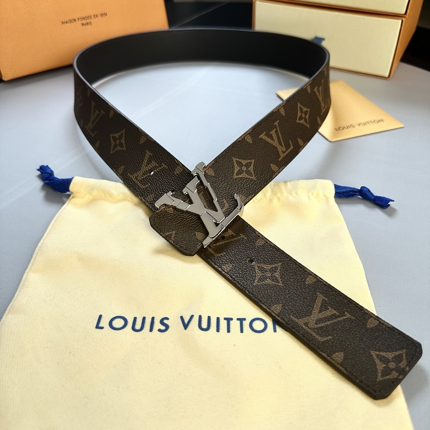 P：140（原版包裝➕1.0）
      L0UIS VUITT0N 專櫃最新升級版本 寬度40毫米 全新訂製帆布搭配最新進口原廠水波紋底 配置新型字母搭扣 雙面可用 經典百搭款！
