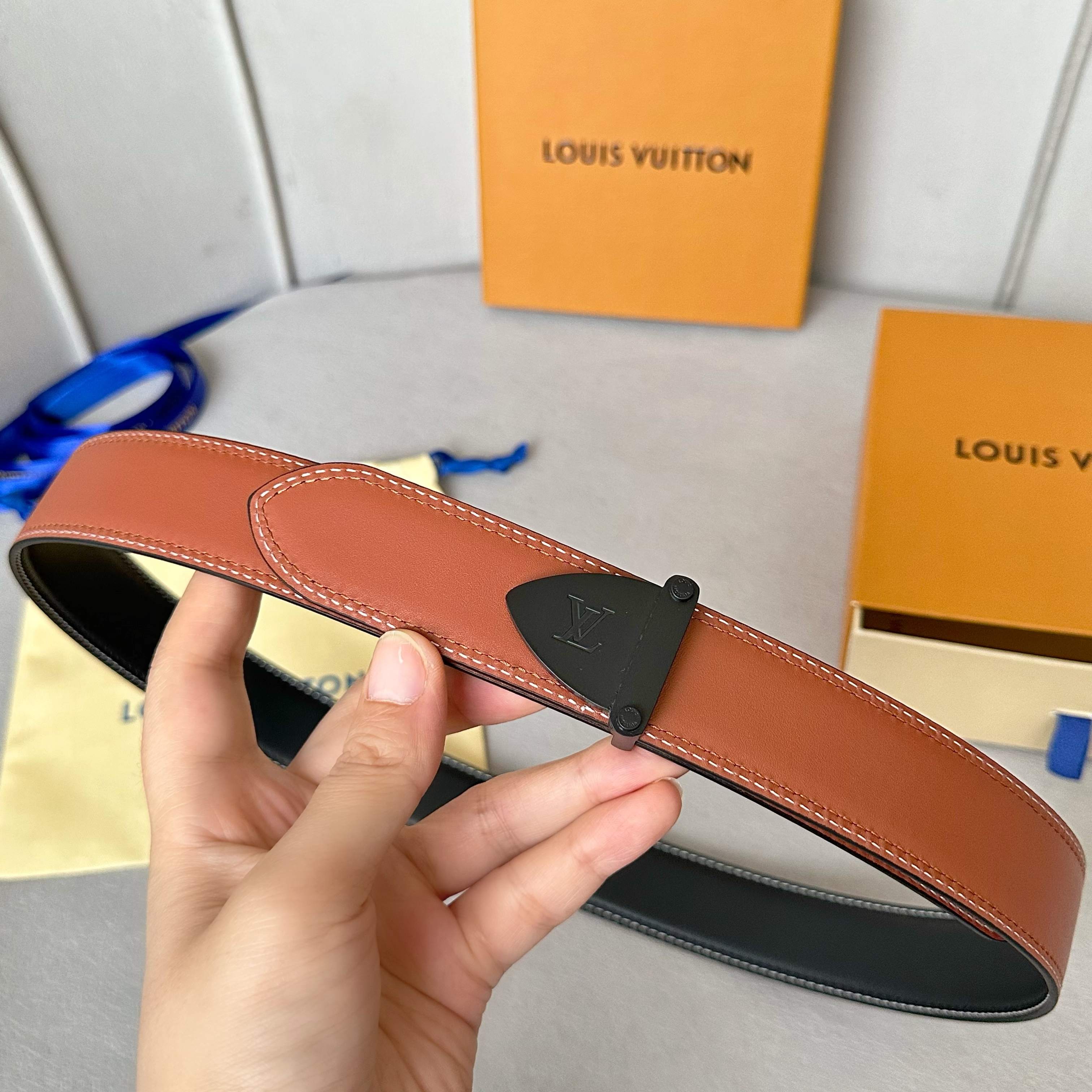 P：155[原版包裝➕1.0】
       L驢家今季新品 男士原單腰帶 寬度35毫米 雙面頭層小牛皮車雙線工藝  搭配新款316精鋼五金 五金多樣可選 適合沈穩低調的男神使用