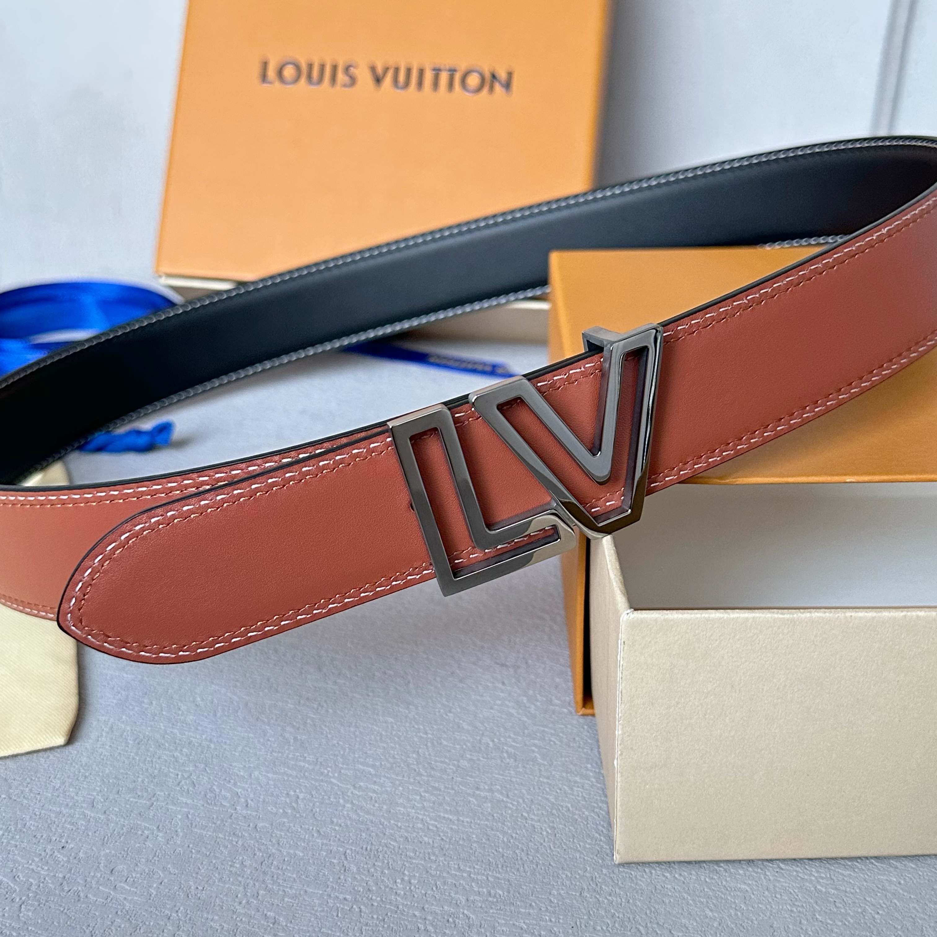 P：155[原版包裝➕1.0】
       L驢家今季新品 男士原單腰帶 寬度35毫米 雙面頭層小牛皮車雙線工藝  搭配新款316精鋼五金 五金多樣可選 適合沈穩低調的男神使用