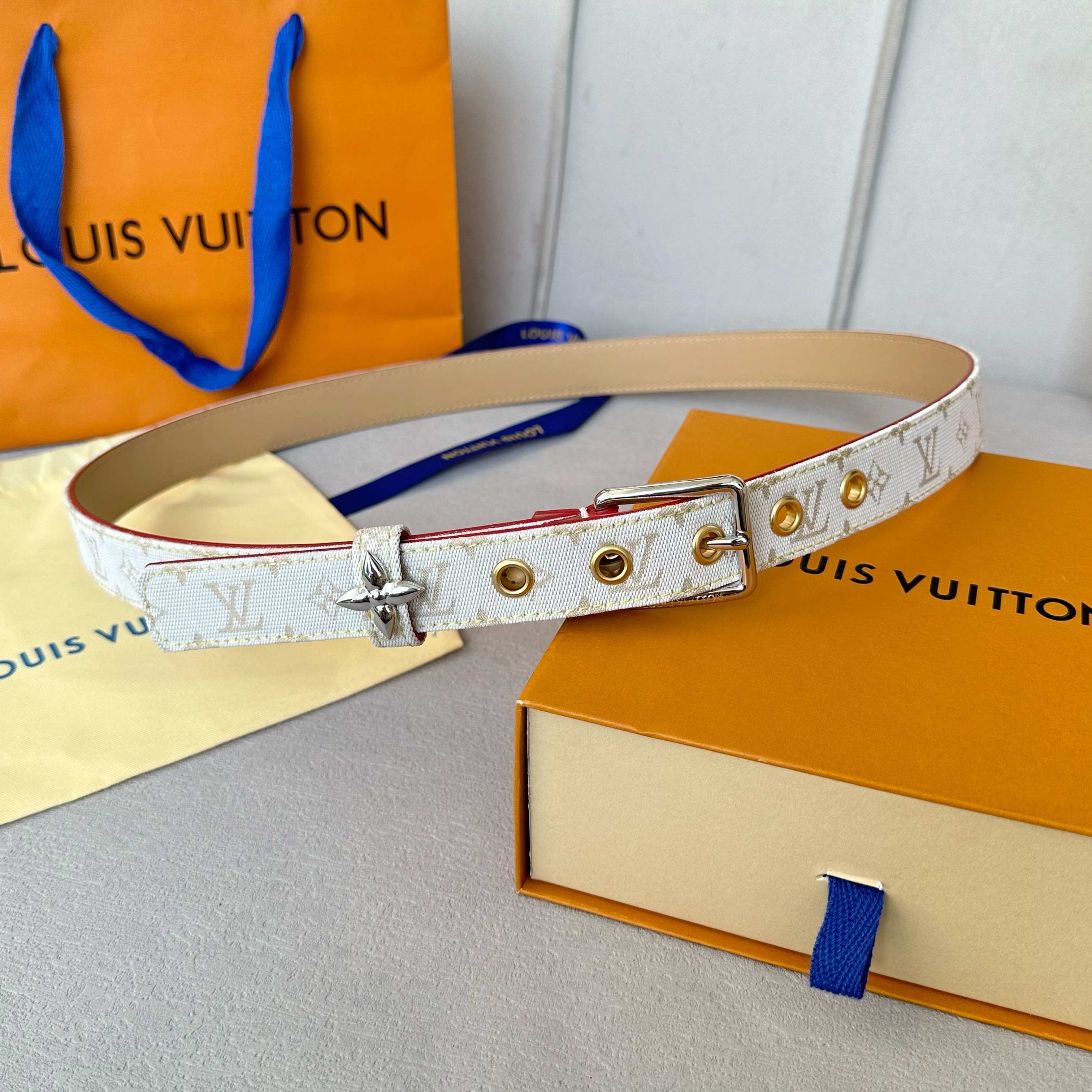 L0UIS VUITT0N 今季新品 驴家女士原單腰帶 小花五金戒子效果 皮带穿孔饰有五金