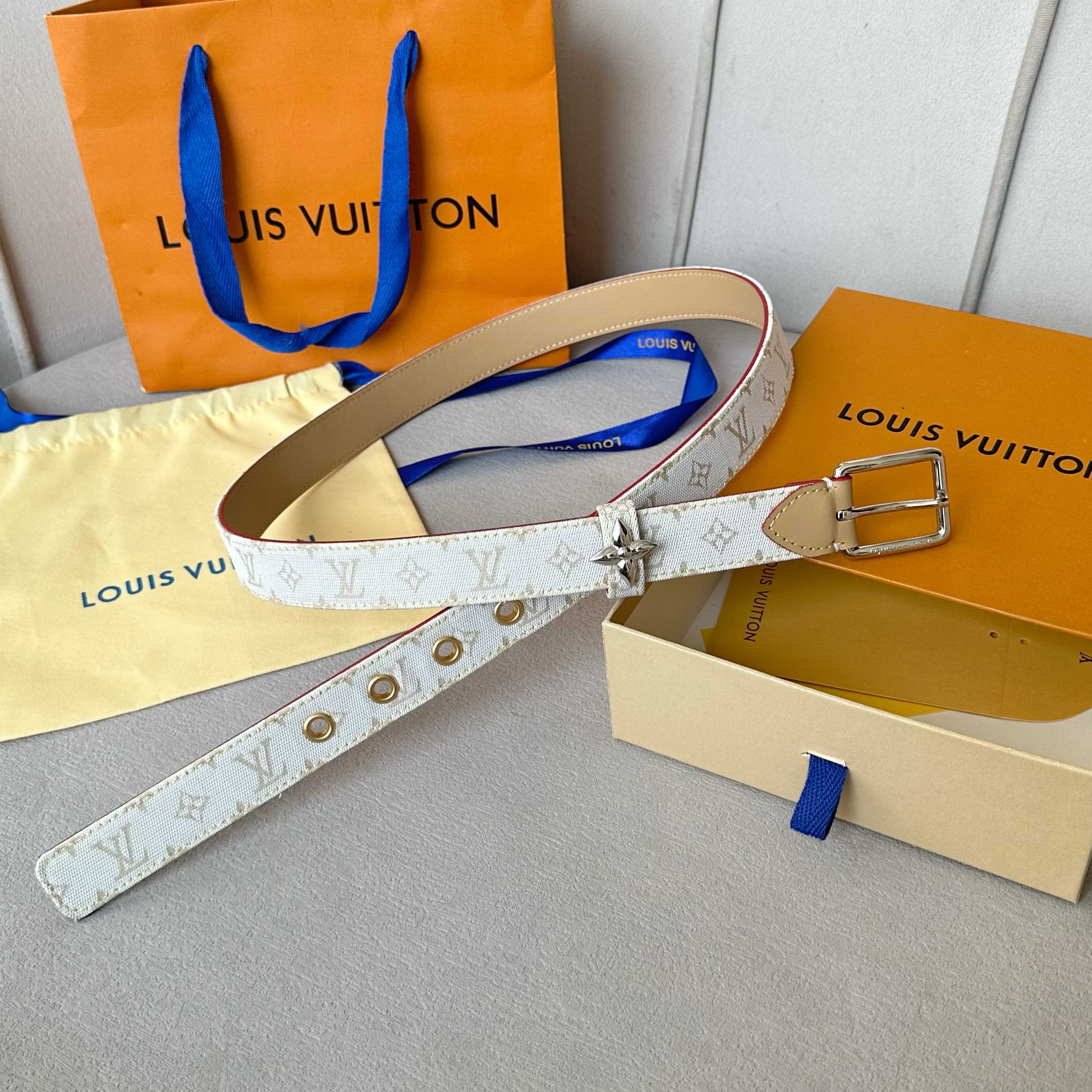 L0UIS VUITT0N 今季新品 驴家女士原單腰帶 小花五金戒子效果 皮带穿孔饰有五金