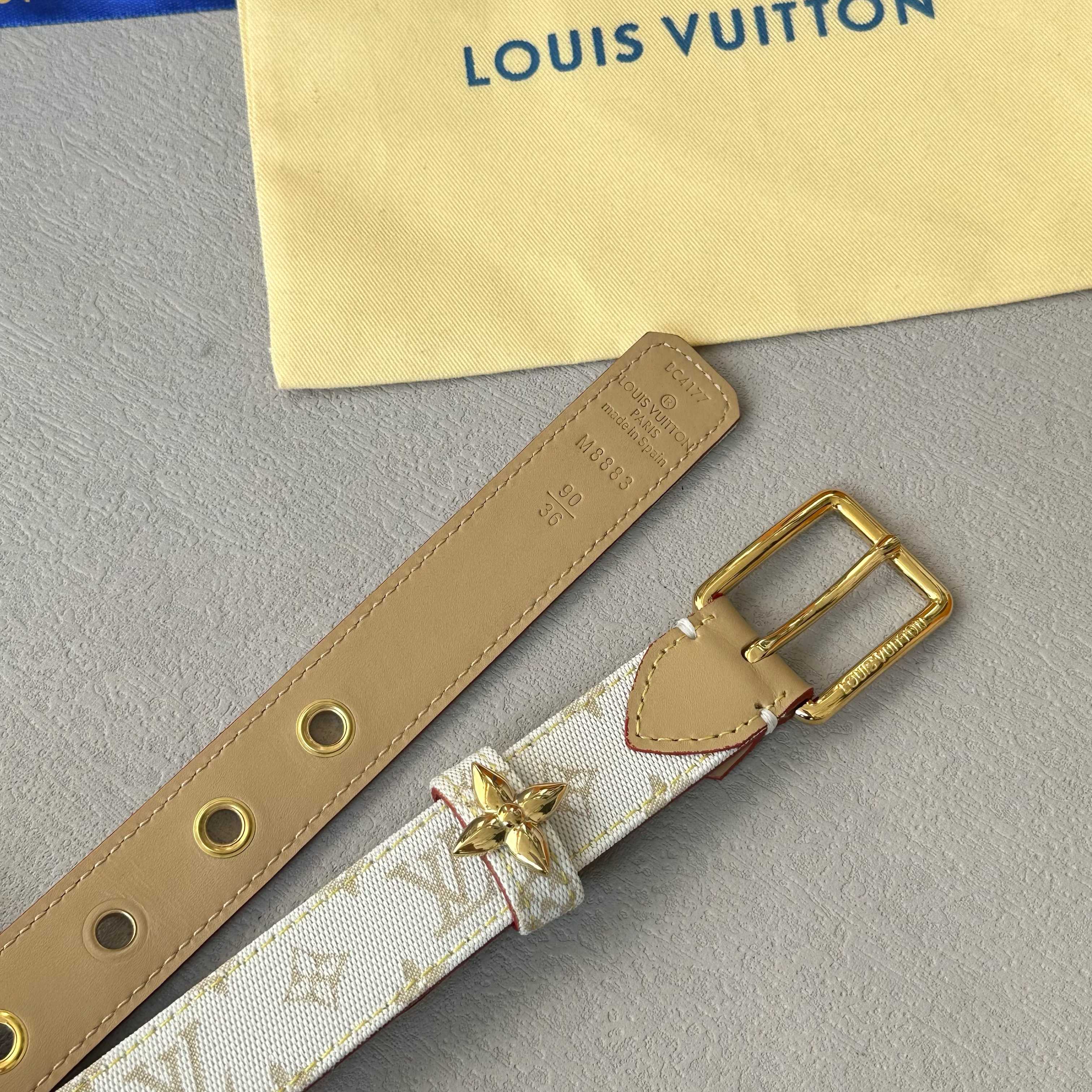 L0UISVUITT0N 今季新品 驴家女士原單腰帶 寬度25毫米 定制牛仔布面搭配裸色小牛皮底