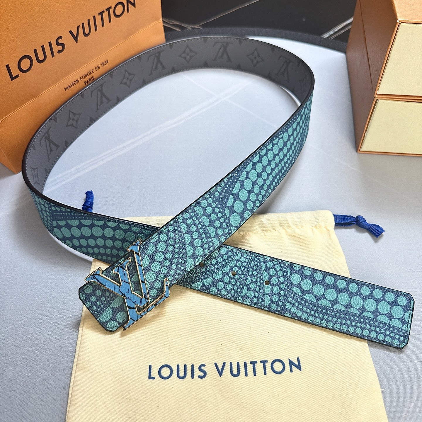 P：140（原版包裝➕1.0）
      驢家專櫃最新升級版本 寬度40毫米 全新訂製帆布灰色花搭配絲印藍色花紋帆布底 配置新型字母搭扣 雙面🉑用 經典百搭款！