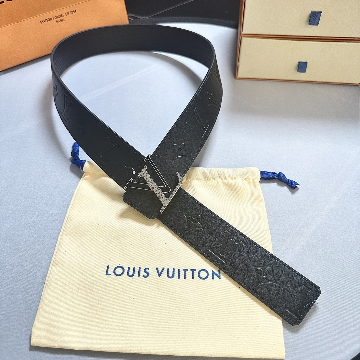 P：155（原版包裝➕1.0）
      驢家 專櫃最新升級版本 寬度40毫米 全新訂製雙面進口小牛皮 一面壓花 一面水波紋 配置新型字母搭扣 雙面🉑用 滿足不同需求 經典百搭款！