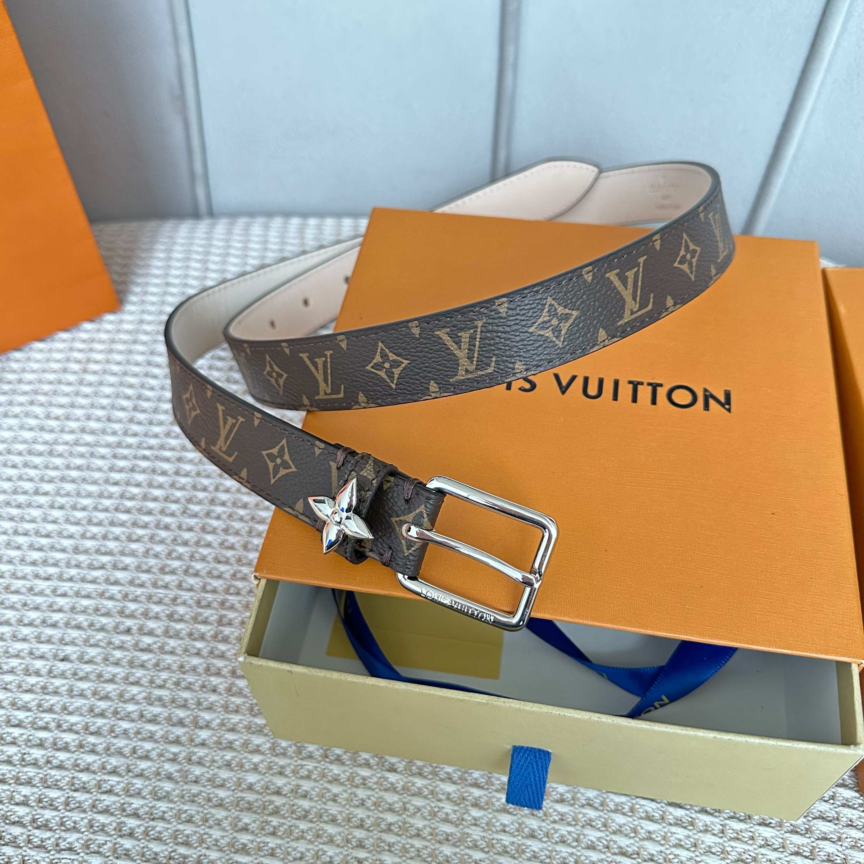 P：145【原版包裝➕1.0】
       驢家 今季新品 驢家女士原單腰帶 寬度25毫米 定制帆布面搭配裸色樹糕磨砂底 全新開模針扣 小花五金戒子效果  經久耐用 百搭款