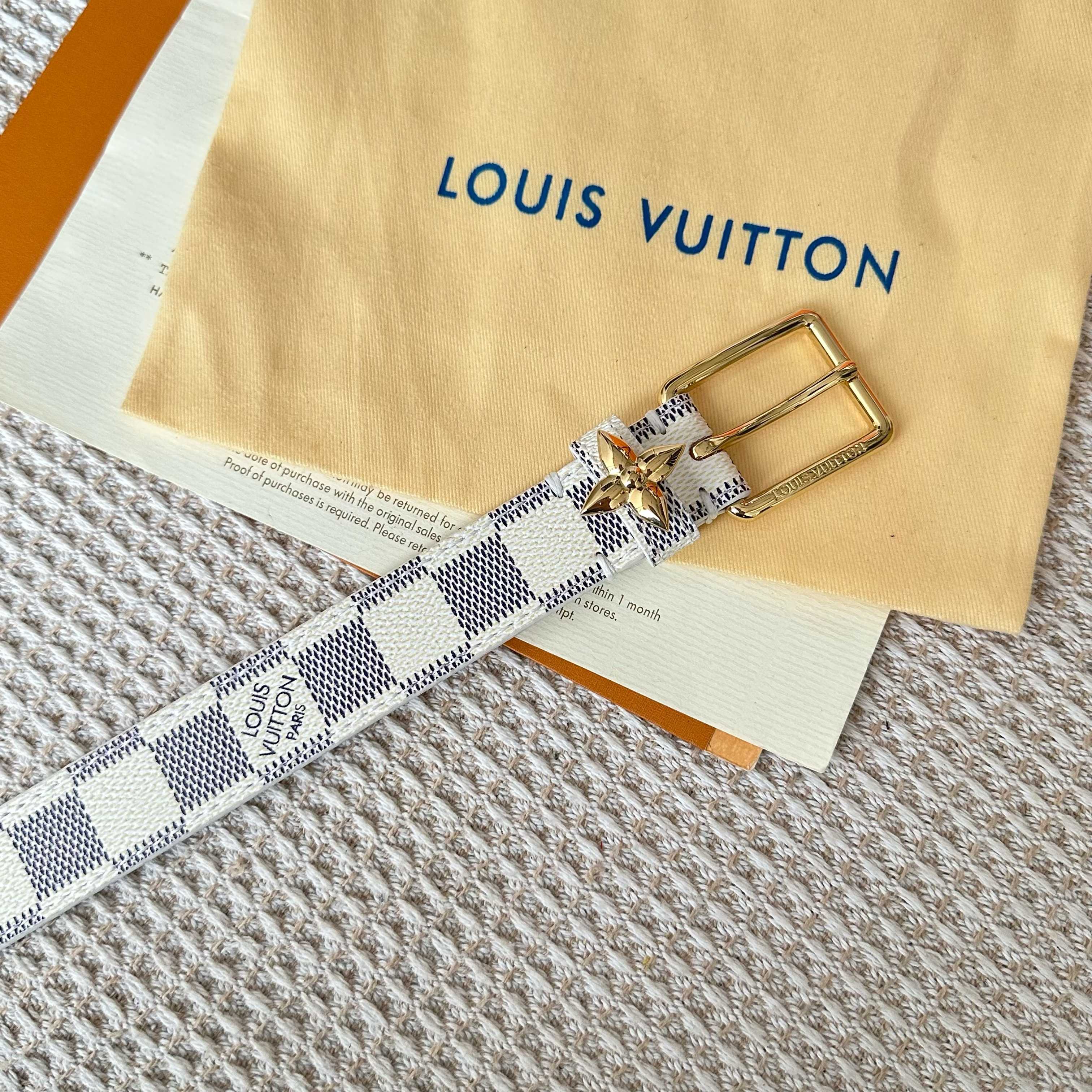 P：145【原版包裝➕1.0】
       驢家 今季新品 驢家女士原單腰帶 寬度25毫米 定制帆布面搭配裸色樹糕磨砂底 全新開模針扣 小花五金戒子效果  經久耐用 百搭款