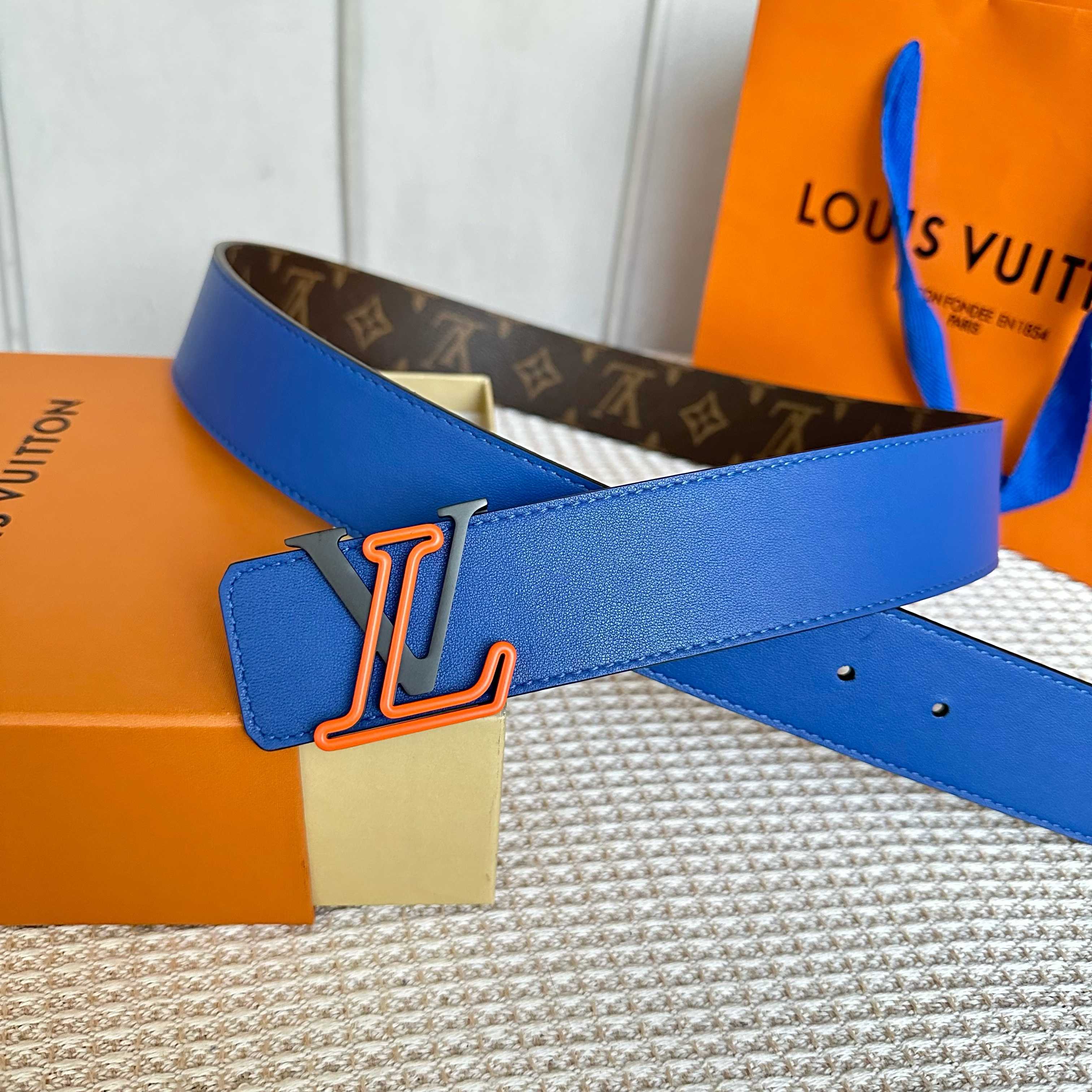 P：140（原版包裝➕1.0）
      L驢家專櫃最新升級版本 寬度40毫米 全新訂製帆布搭配最新進口原廠皮藍色底 配置新型字母搭扣 雙面可用 經典百搭款！