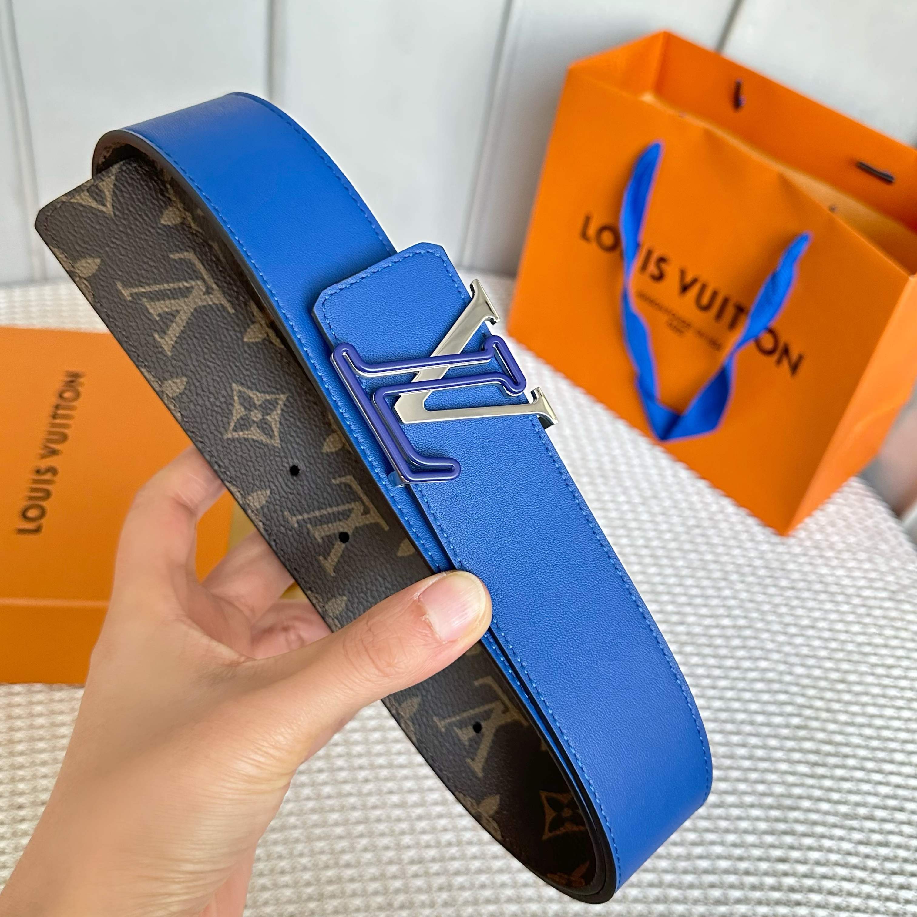 P：140（原版包裝➕1.0）
      L驢家專櫃最新升級版本 寬度40毫米 全新訂製帆布搭配最新進口原廠皮藍色底 配置新型字母搭扣 雙面可用 經典百搭款！