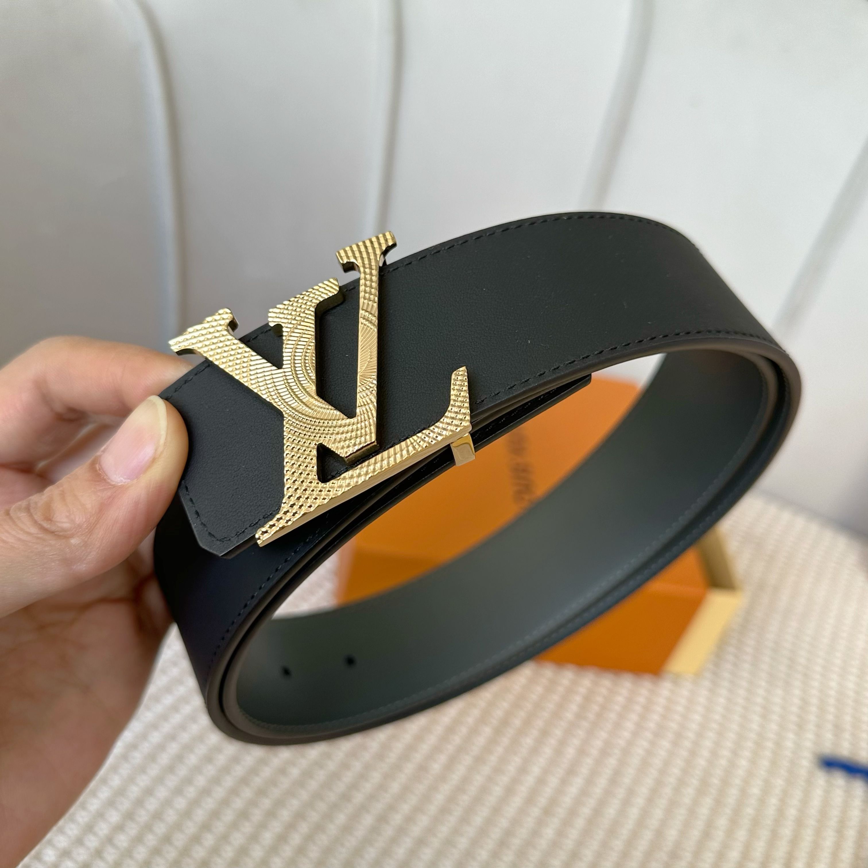 L0UIS VUITT0N 專櫃最新升級版本 寬度40mm 字母雕花搭扣 雙面可用