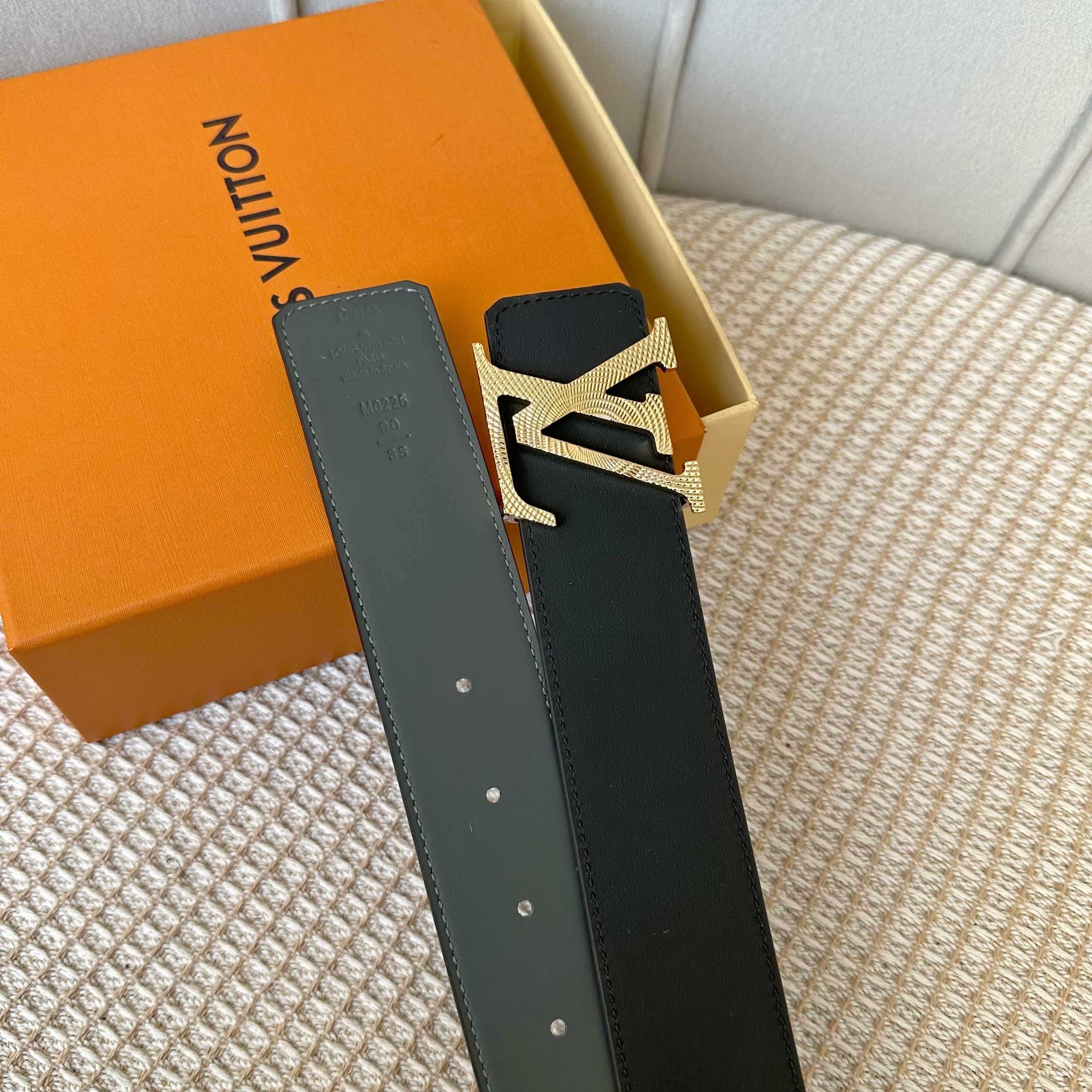 L0UIS VUITT0N 專櫃最新升級版本 寬度40mm 字母雕花搭扣 雙面可用