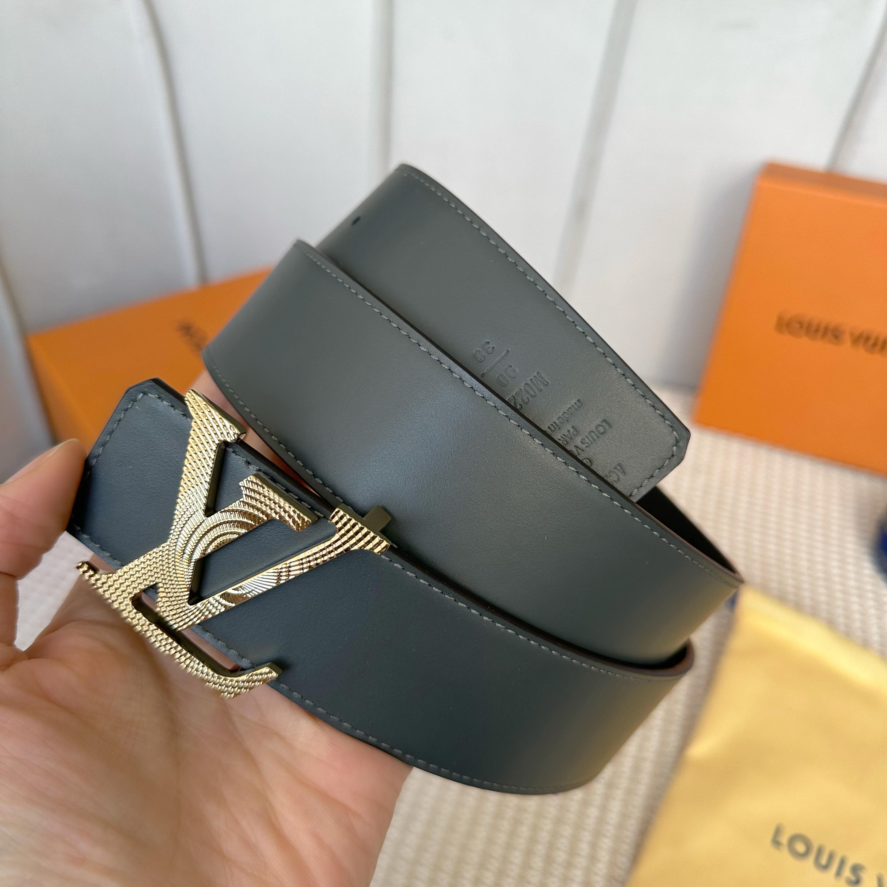L0UIS VUITT0N 專櫃最新升級版本 寬度40mm 字母雕花搭扣 雙面可用