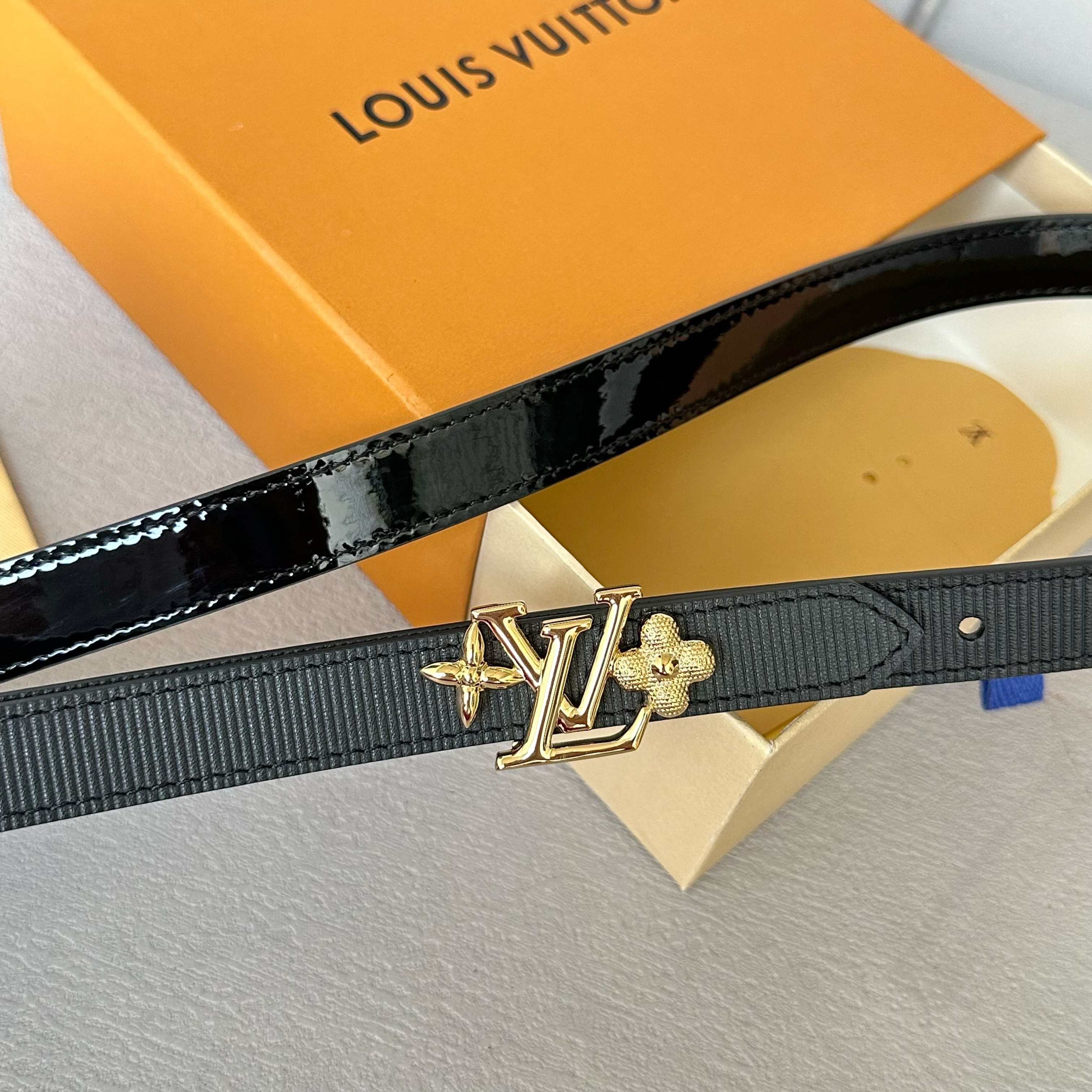 P：150[原版包裝➕1.0】
       驢家 女士小妖帶 寬度2cm雙面可用 全新設計搭扣融入字母和花卉效果圖案 一面壓紋設計 另一面為進口亮色小牛皮配色底 雙面🉑️用 多樣造型佳選