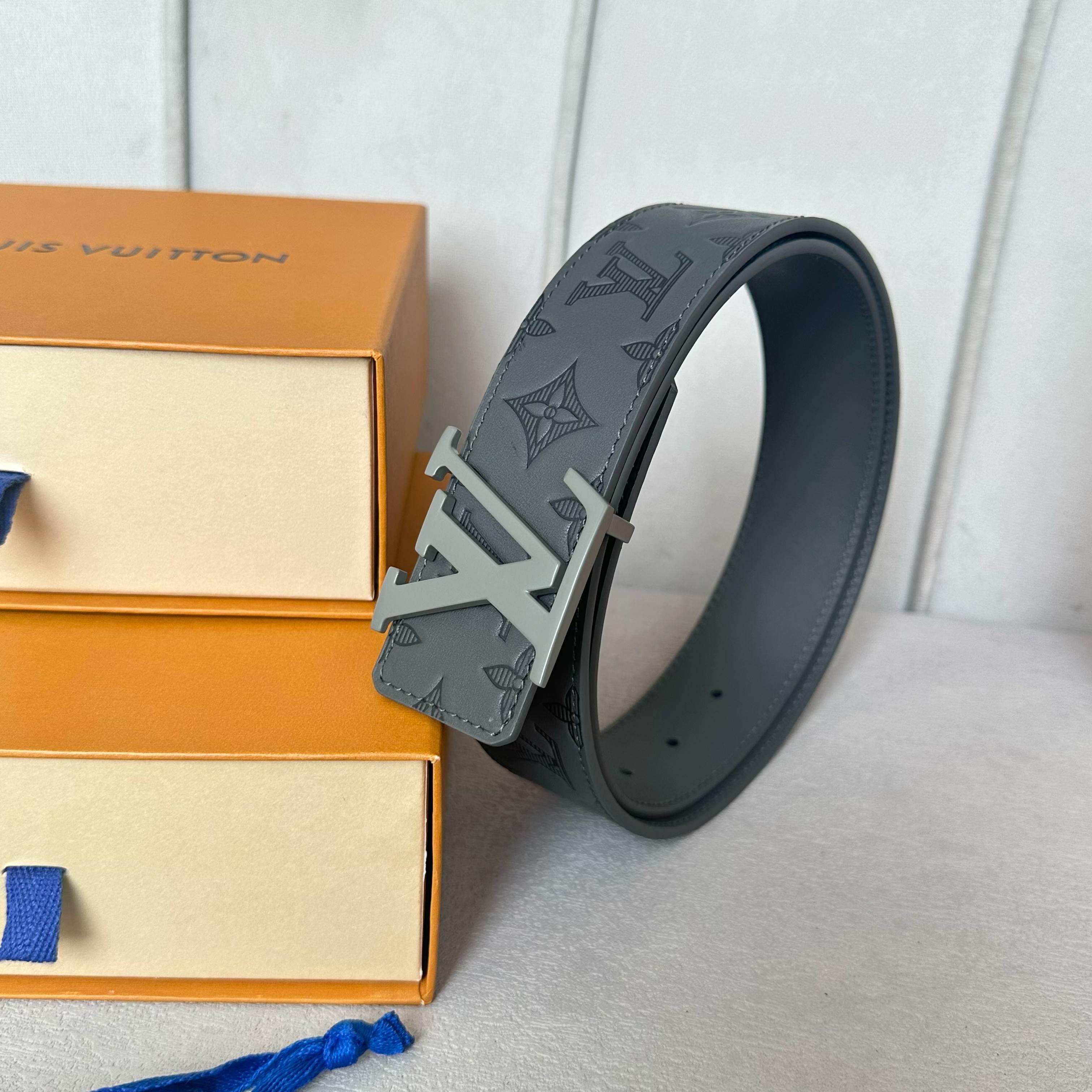 P：145（原版包裝➕1.0）
      L0UIS VUITT0N 專櫃最新升級版本 寬度40mm 原廠小荔面壓刻有花型圖案效果 進口柔軟小牛皮底  搭配经典字母搭扣 百搭易襯！