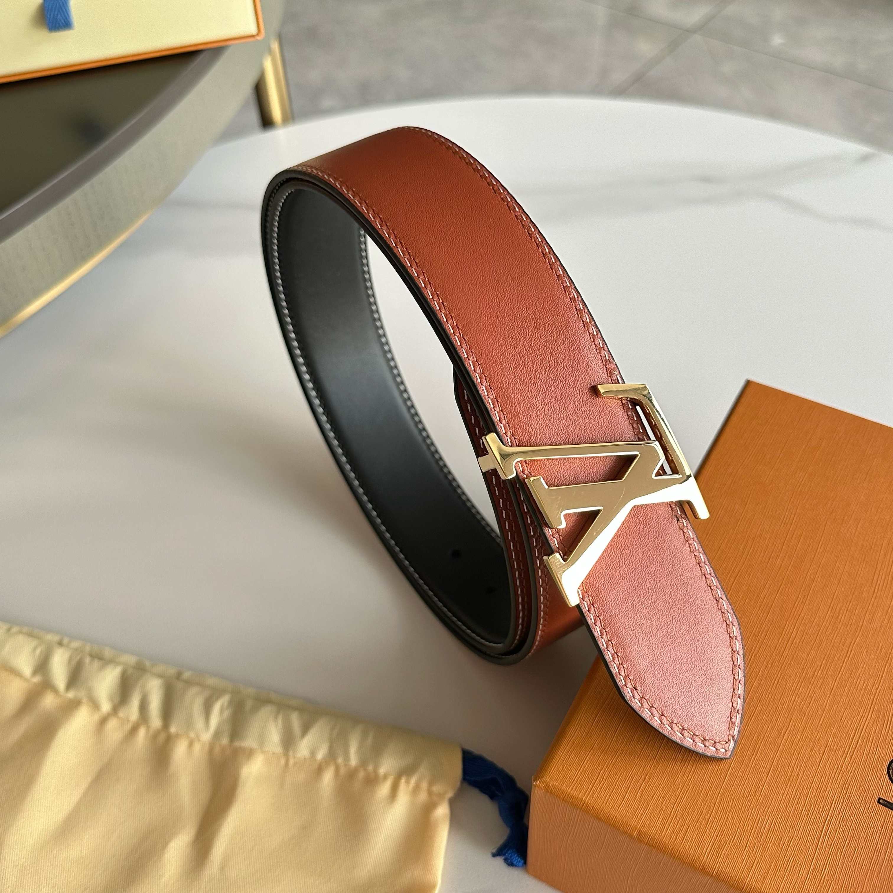 P145[原版包裝➕1.0】
       L0UIS VUITT0N 今季新品 男士原單腰帶 寬度40毫米 雙面頭層小牛皮車雙線工藝  搭配經典316精鋼五金 適合沈穩低調的男神使用