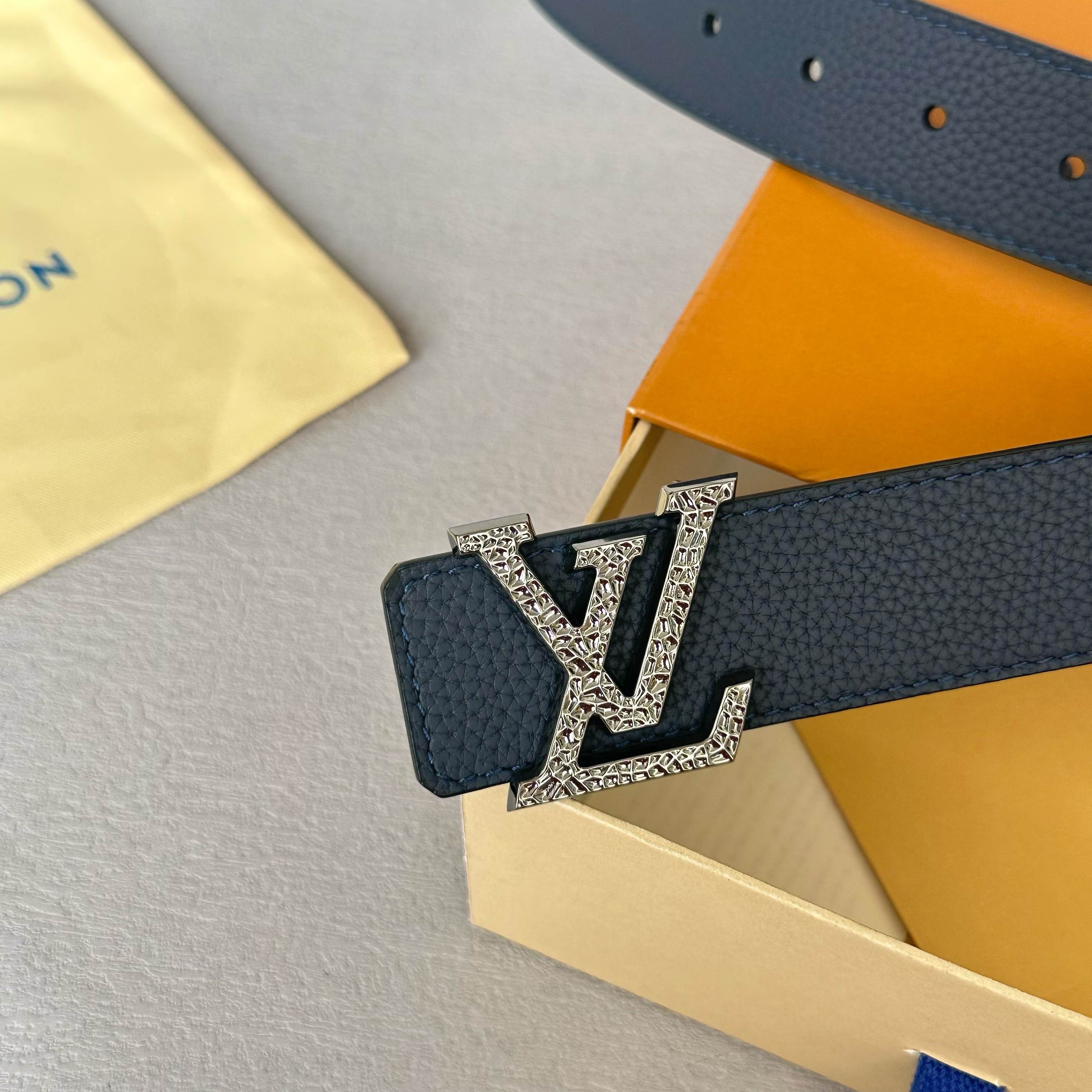 P：145【原版包裝➕1.0】
       L0UIS VUITT0N 驢家原單腰帶 寬度35毫米 腰帶採用一面荔枝紋togo皮內襯一面進口小牛皮底 搭配新款雕花五金 可雙面佩戴 經久耐用 時尚百搭款