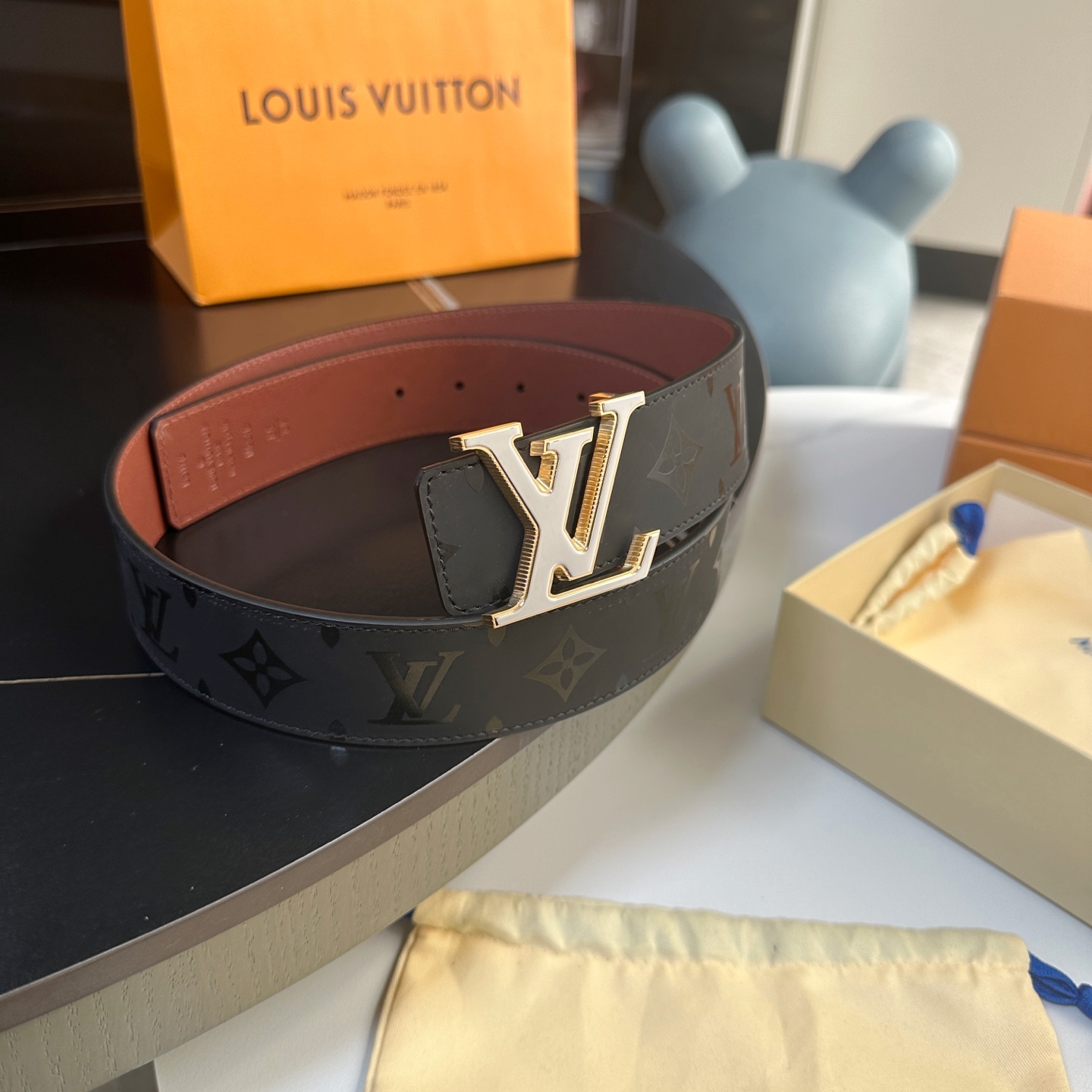 P；155[原版包裝➕1.0】
     L0UIS VUITT0N 今季新品 男士原單腰帶 寬度40毫米 雙面進口頭層小牛皮絲印圖案logo設計 搭配最新設計雙層雙色五金 可雙面佩戴 適合沈穩低調的男士使用