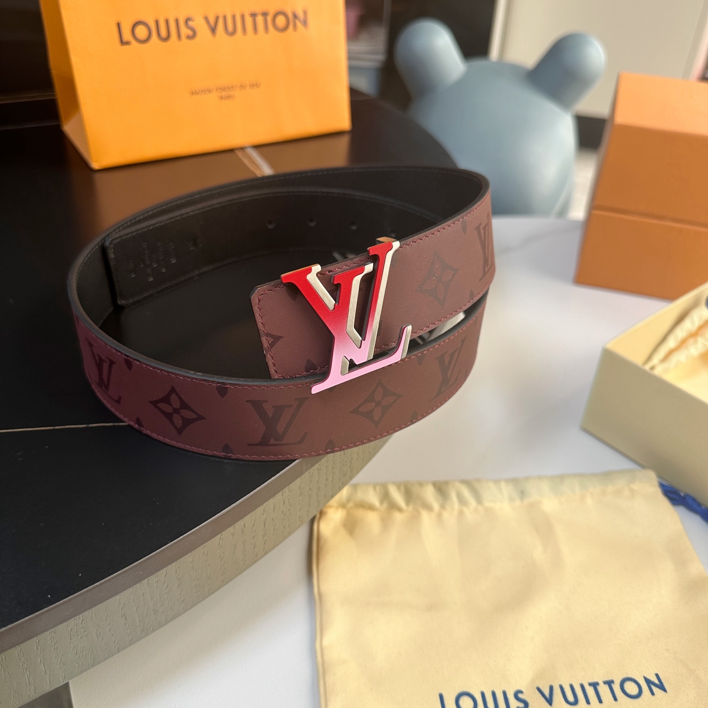 P；155[原版包裝➕1.0】
     L0UIS VUITT0N 今季新品 男士原單腰帶 寬度40毫米 雙面進口頭層小牛皮絲印圖案logo設計 搭配最新設計雙層雙色五金 可雙面佩戴 適合沈穩低調的男士使用