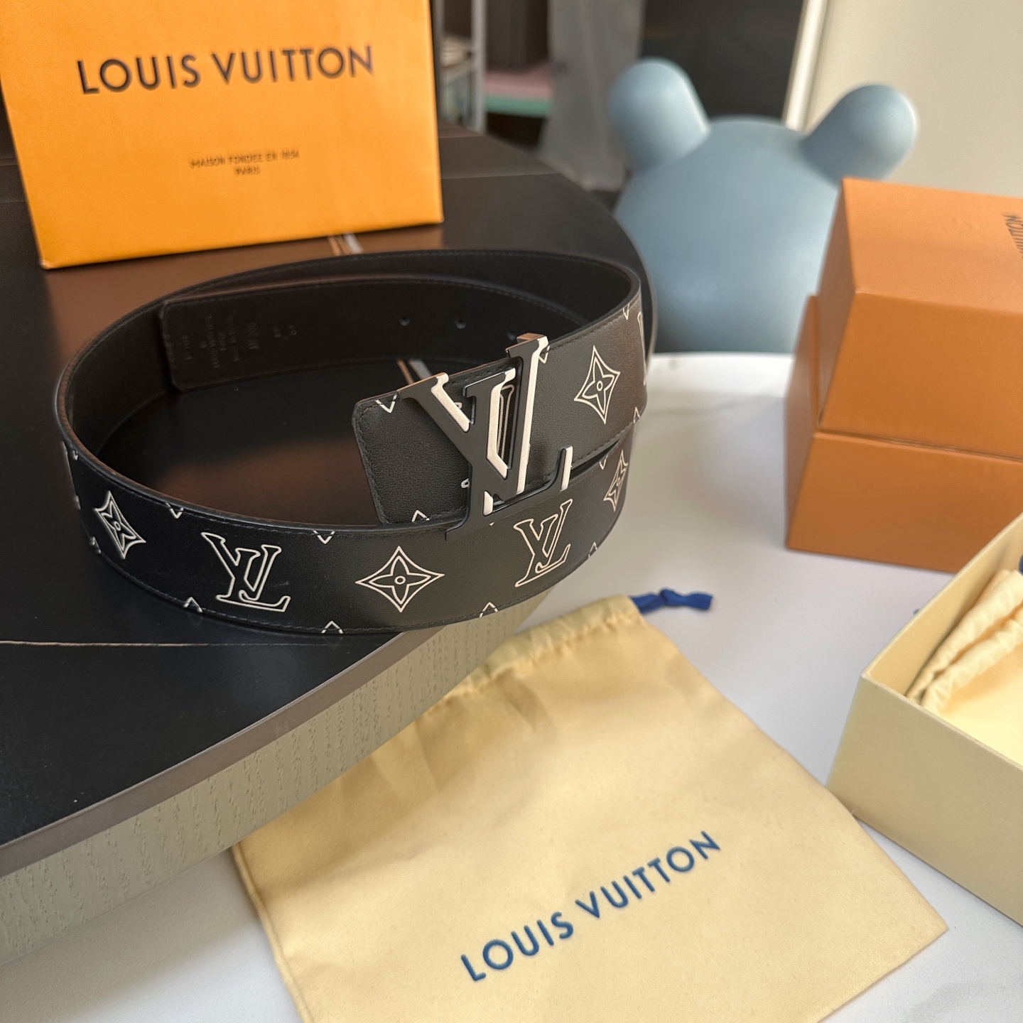 P；155[原版包裝➕1.0】
     L0UIS VUITT0N 今季新品 男士原單腰帶 寬度40毫米 雙面進口頭層小牛皮絲印圖案logo設計 搭配最新設計雙層雙色五金 可雙面佩戴 適合沈穩低調的男士使用