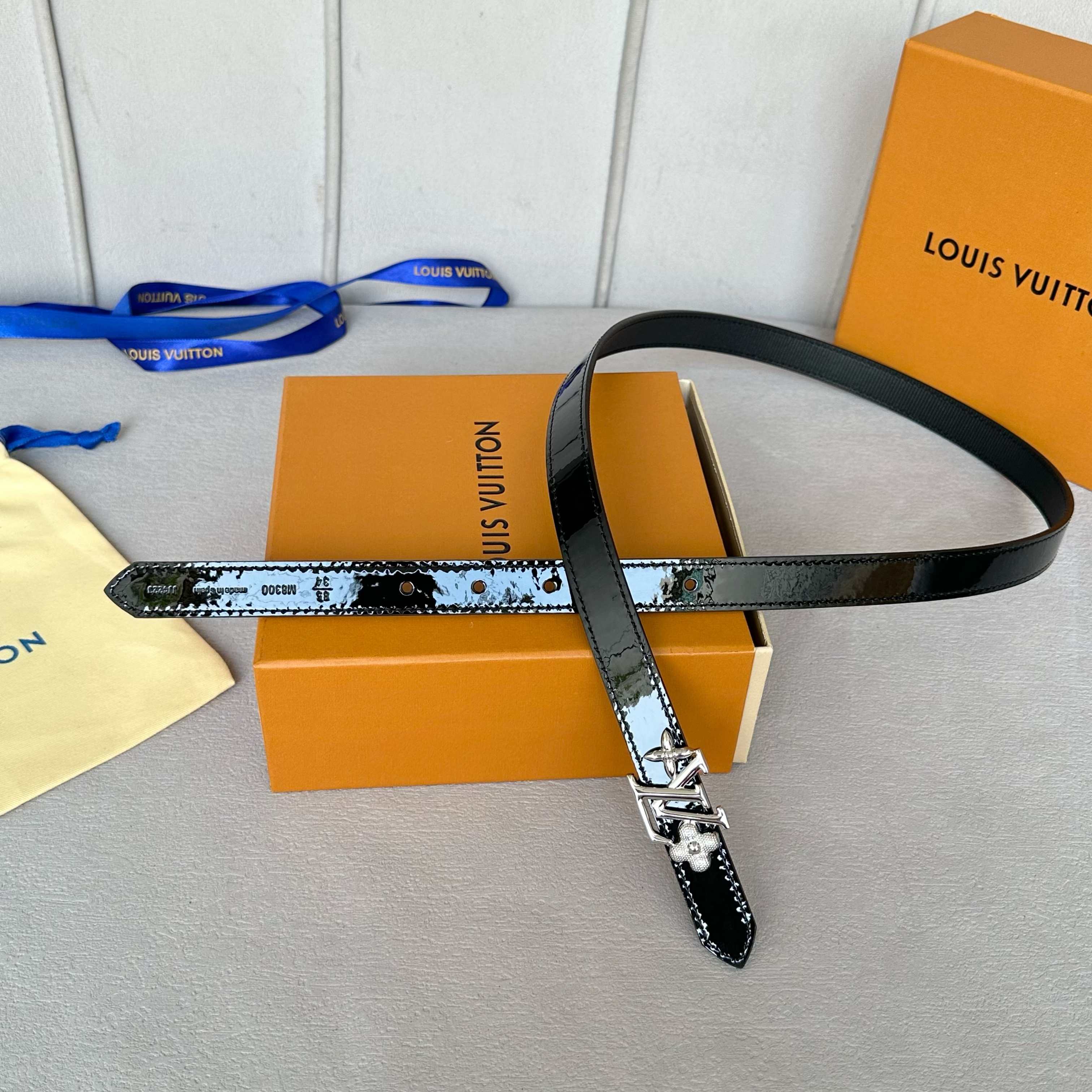 P：150[原版包裝➕1.0】
       驢家 女士小妖帶 寬度2cm雙面可用 全新設計搭扣融入字母和花卉效果圖案 一面壓紋設計 另一面為進口亮色小牛皮配色底 雙面🉑️用 多樣造型佳選