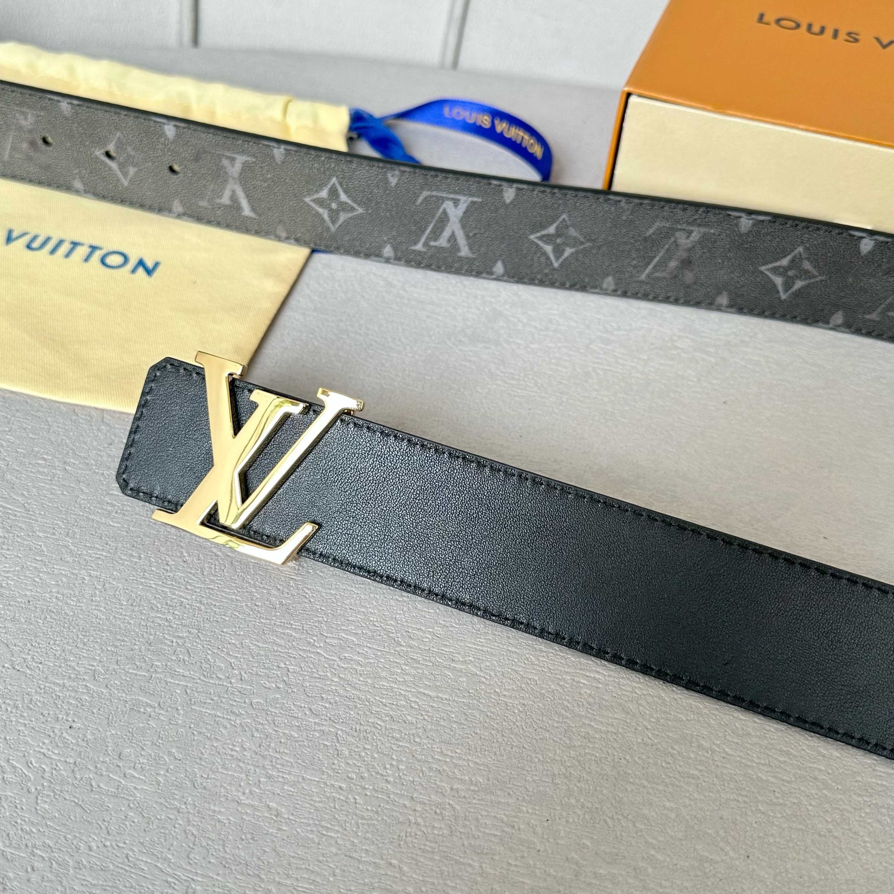 P：145[原版包裝➕1.0】
     L0UIS VUITT0N 今季新品 男士原單腰帶 寬度40毫米 雙面進口頭層小牛皮絲印圖案logo設計 搭配經典款五金 可雙面佩戴 適合沈穩低調的男士使用