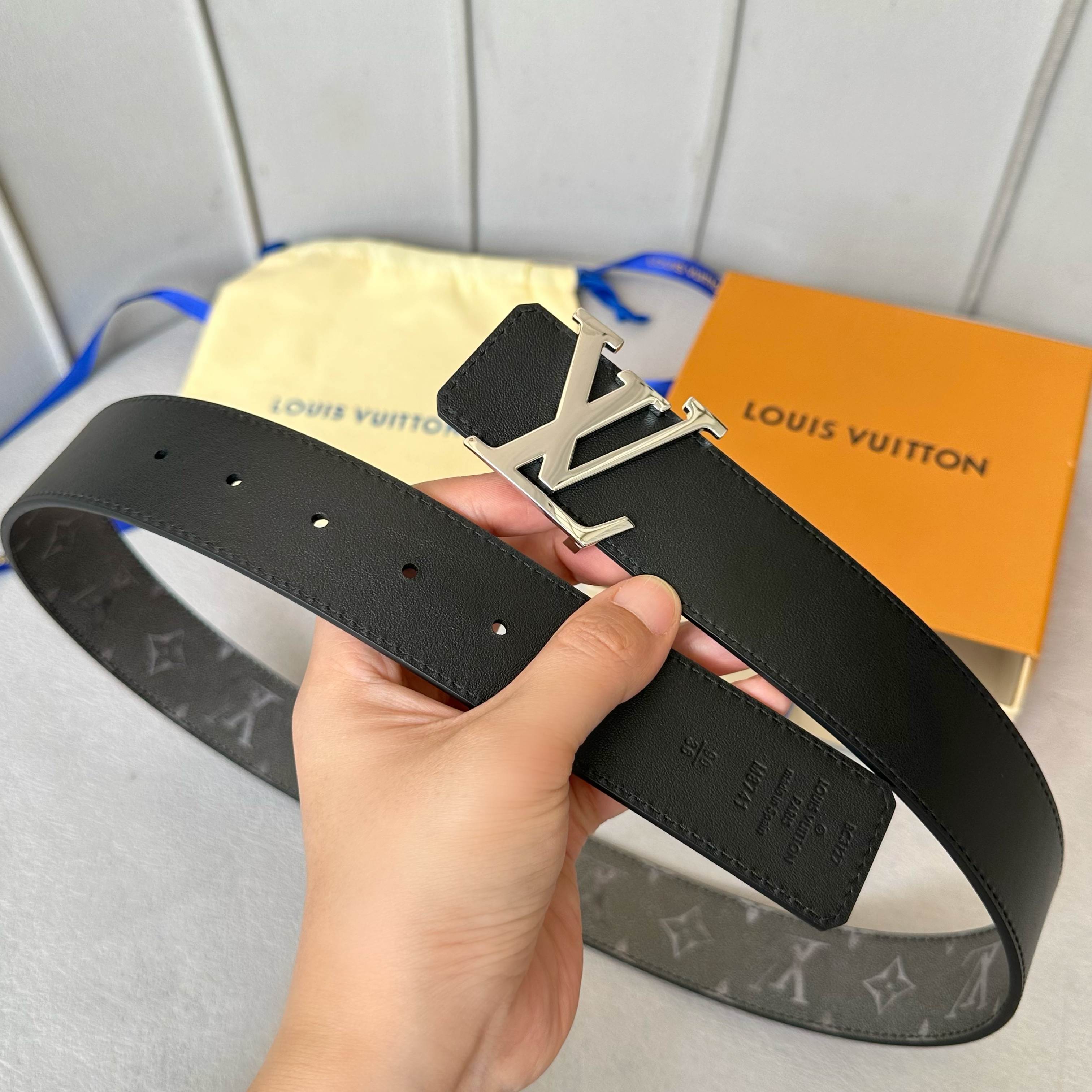 P：145[原版包裝➕1.0】
     L0UIS VUITT0N 今季新品 男士原單腰帶 寬度40毫米 雙面進口頭層小牛皮絲印圖案logo設計 搭配經典款五金 可雙面佩戴 適合沈穩低調的男士使用