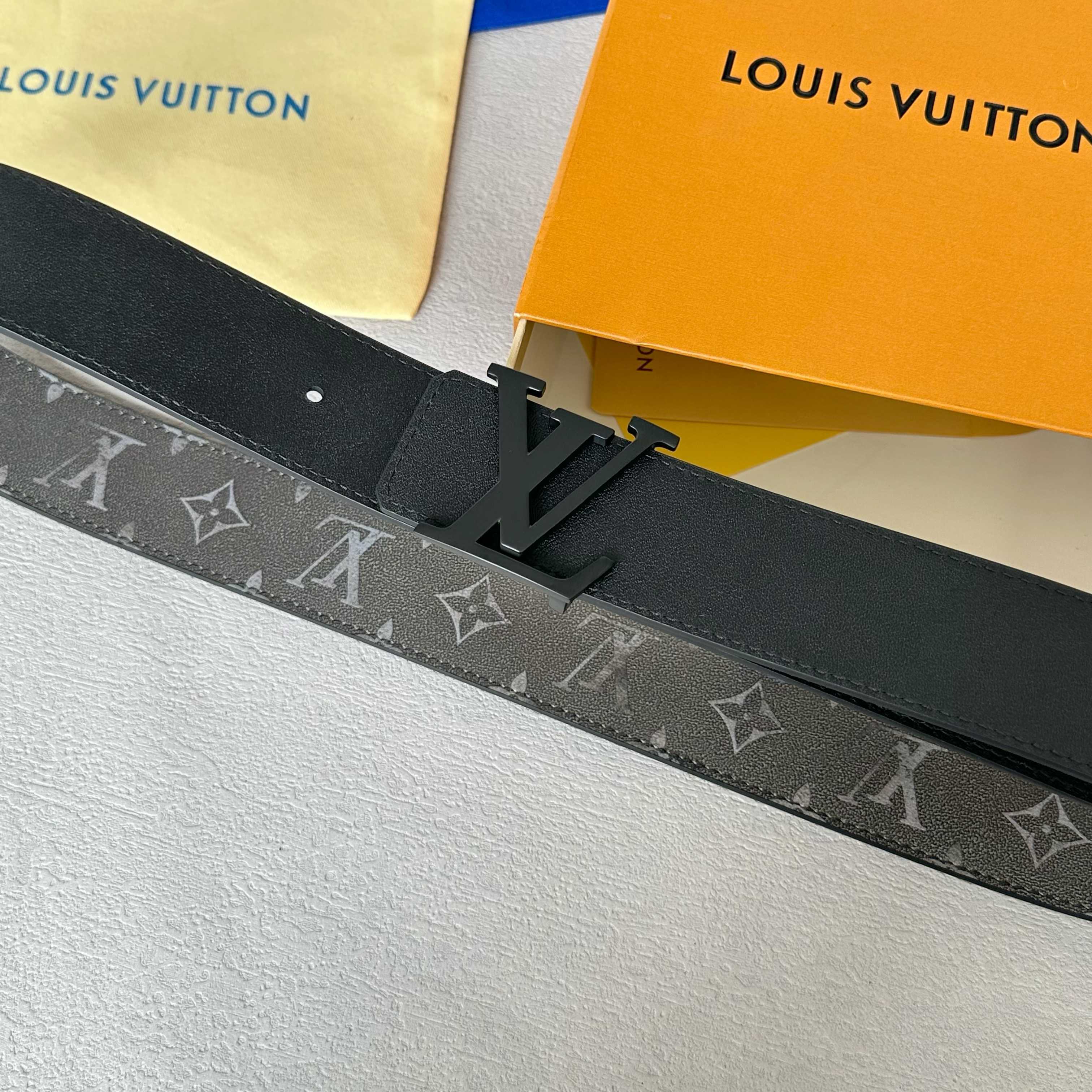 P：145[原版包裝➕1.0】
     L0UIS VUITT0N 今季新品 男士原單腰帶 寬度40毫米 雙面進口頭層小牛皮絲印圖案logo設計 搭配經典款五金 可雙面佩戴 適合沈穩低調的男士使用