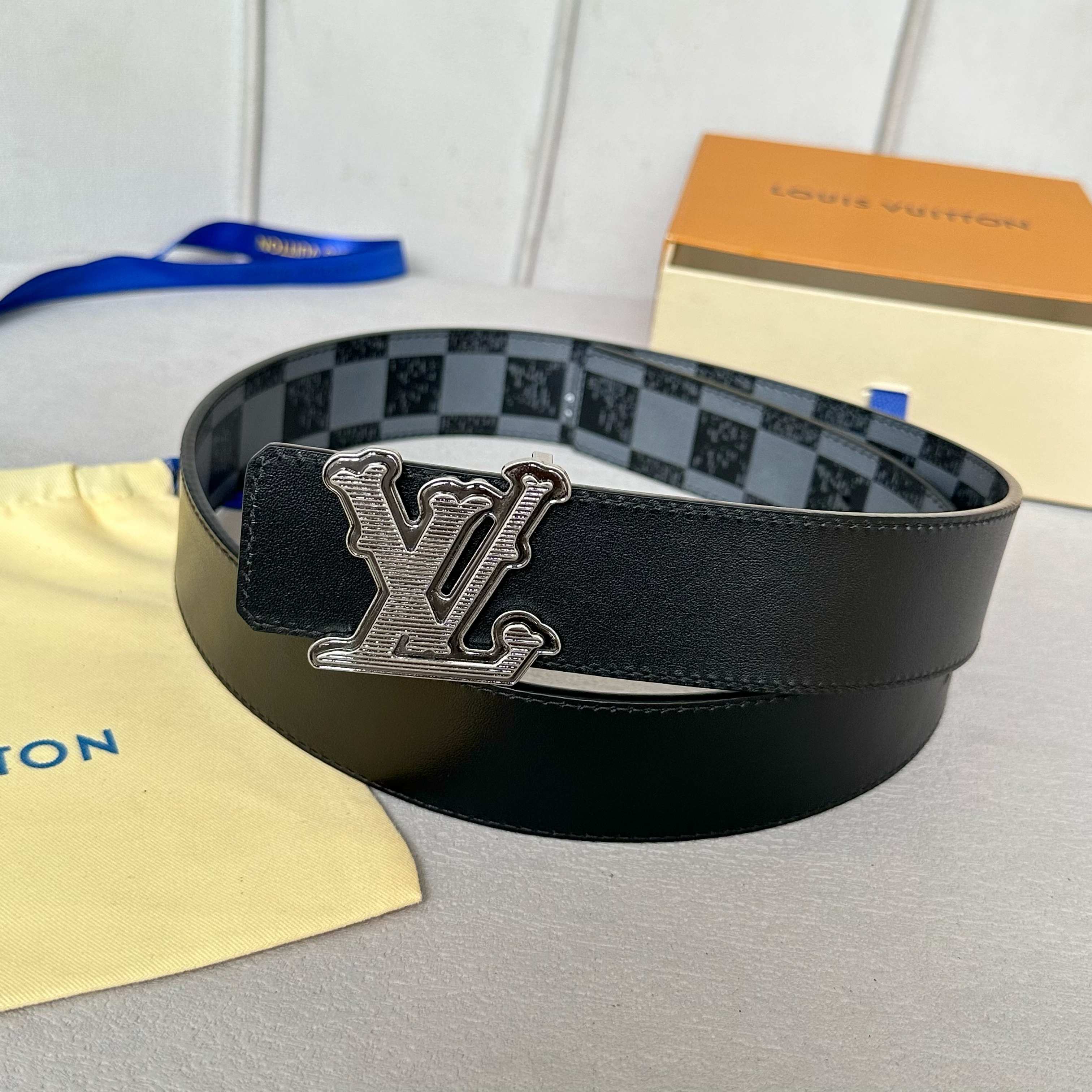 P；155[原版包裝➕1.0】
     L0UIS VUITT0N 今季新品 男士原單腰帶 寬度40毫米 雙面進口頭層小牛皮絲印圖案logo設計 搭配最新設計复古五金 可雙面佩戴 適合沈穩低調的男士使用