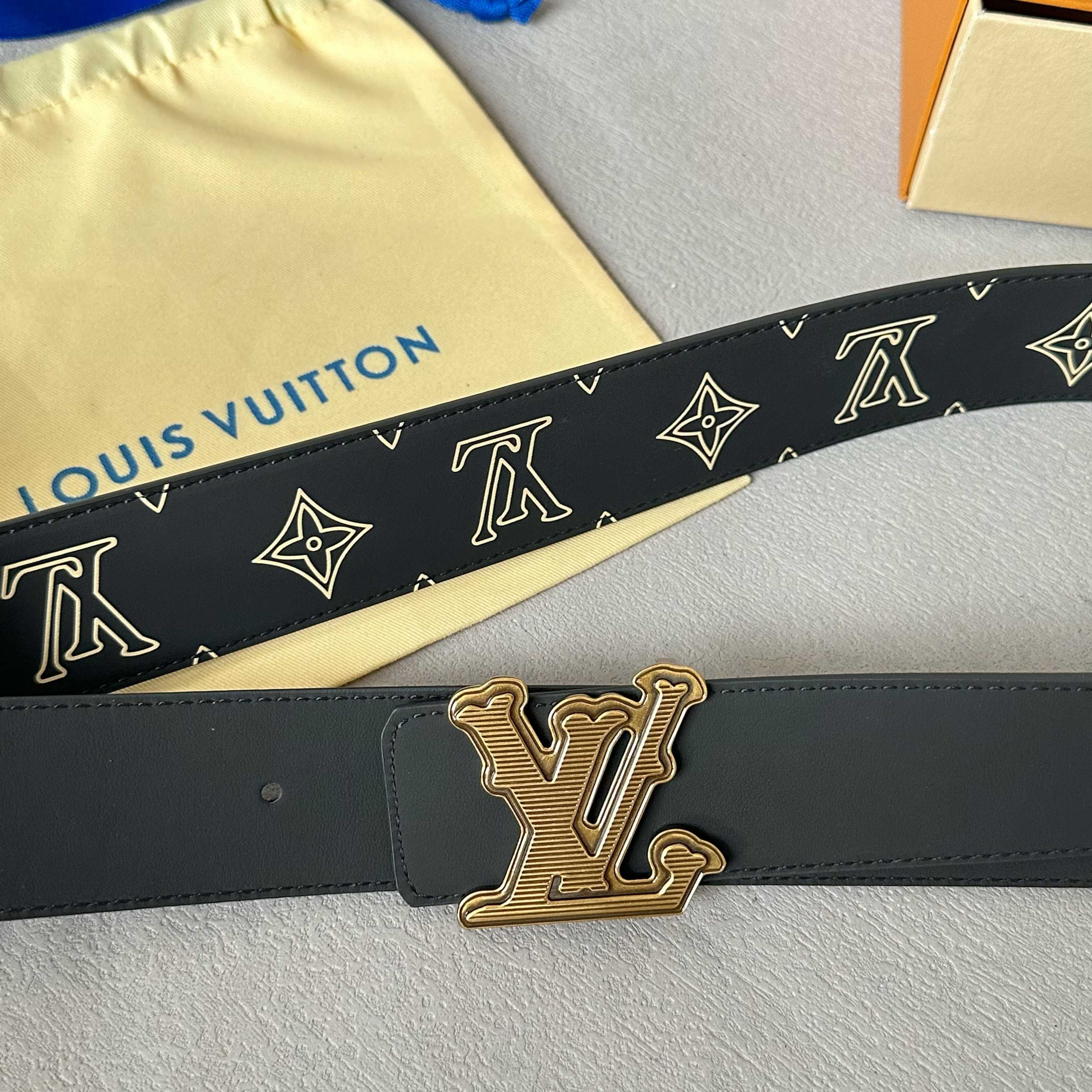 P；155[原版包裝➕1.0】
     L0UIS VUITT0N 今季新品 男士原單腰帶 寬度40毫米 雙面進口頭層小牛皮絲印圖案logo設計 搭配最新設計复古五金 可雙面佩戴 適合沈穩低調的男士使用