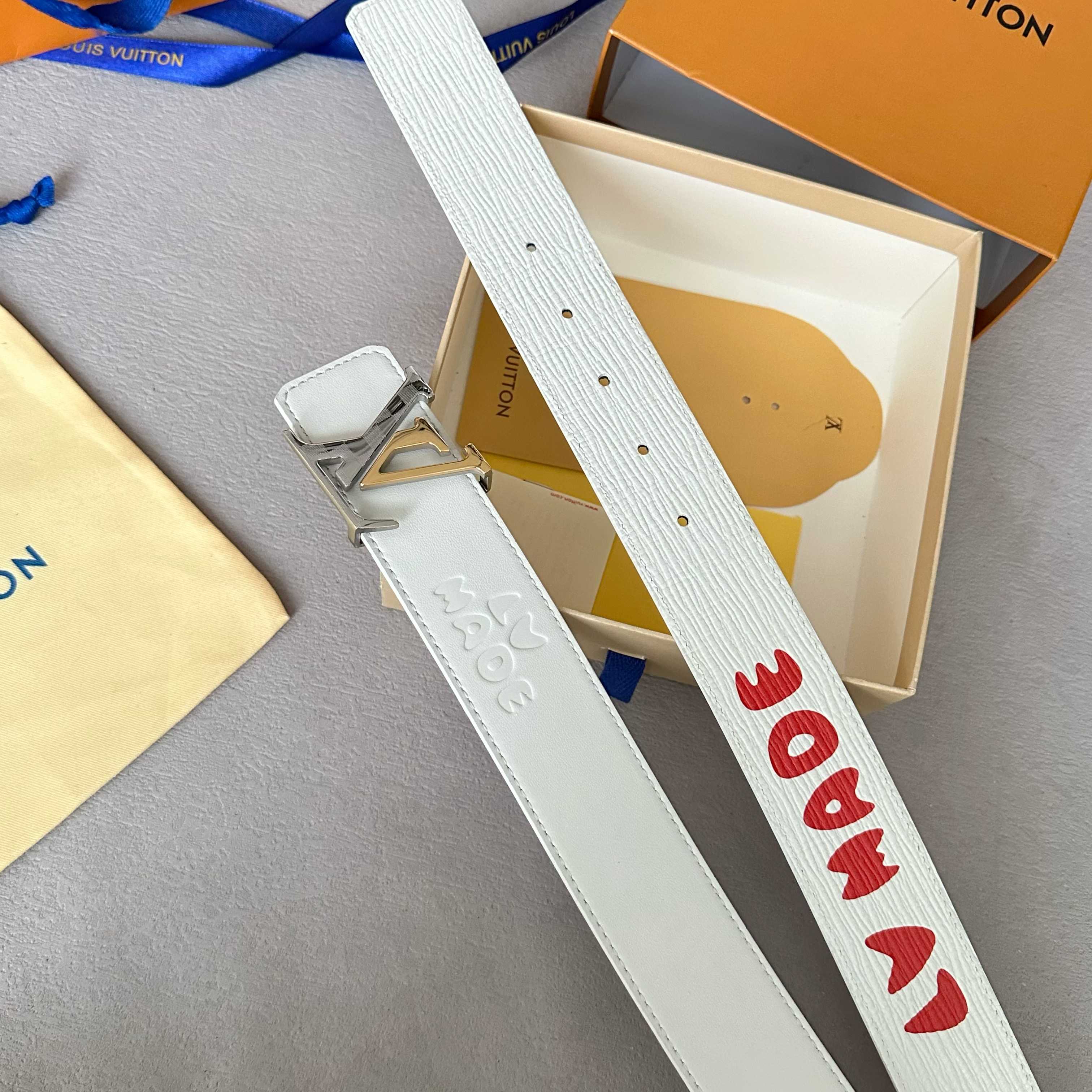 P；150[原版包裝➕1.0】
     L0UIS VUITT0N 今季新品 男士原單腰帶 寬度40毫米 雙面進口頭層小牛皮絲印圖案logo設計 搭配最新双色五金 可雙面佩戴 適合沈穩低調的男士使用