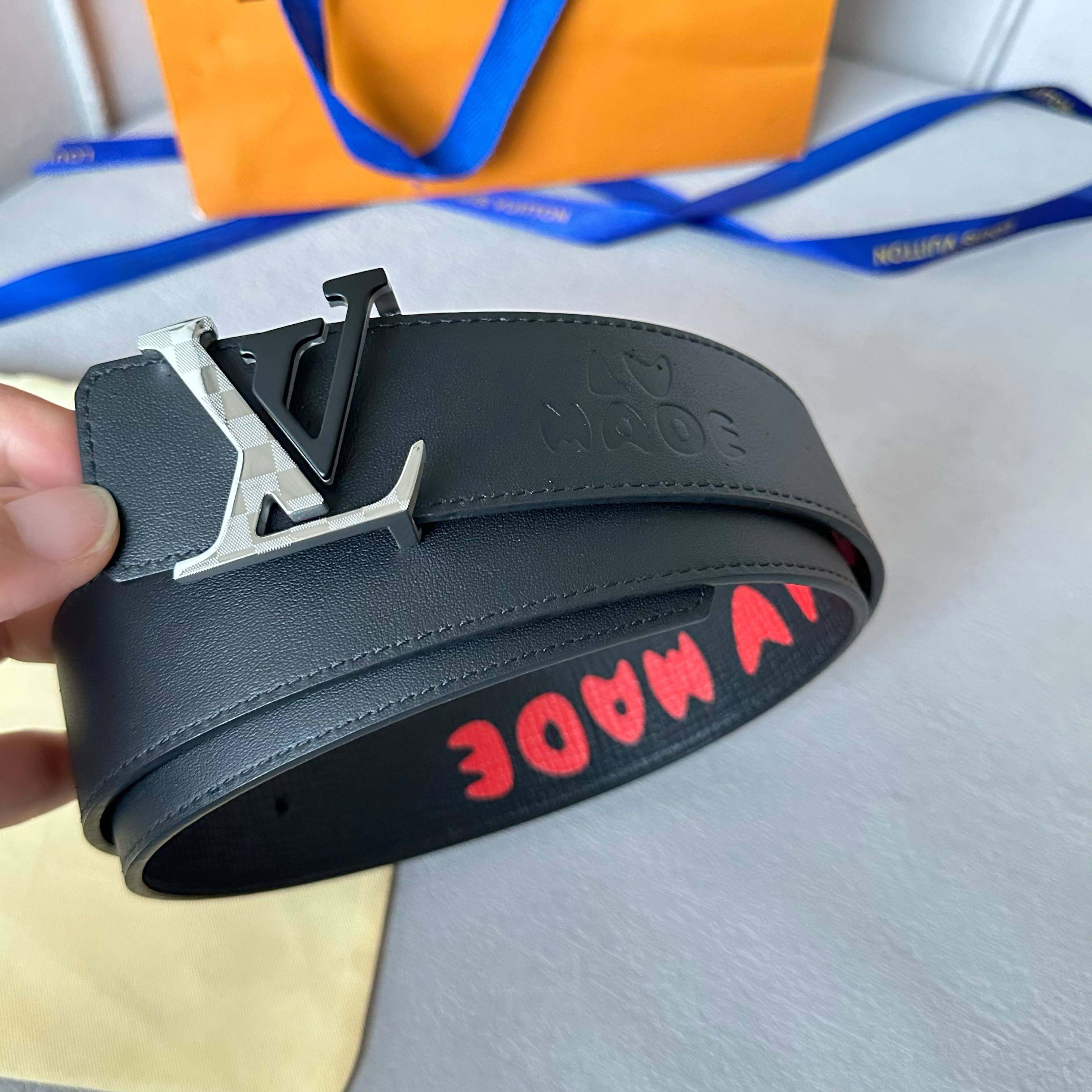 P；150[原版包裝➕1.0】
     L0UIS VUITT0N 今季新品 男士原單腰帶 寬度40毫米 雙面進口頭層小牛皮絲印圖案logo設計 搭配最新双色五金 可雙面佩戴 適合沈穩低調的男士使用