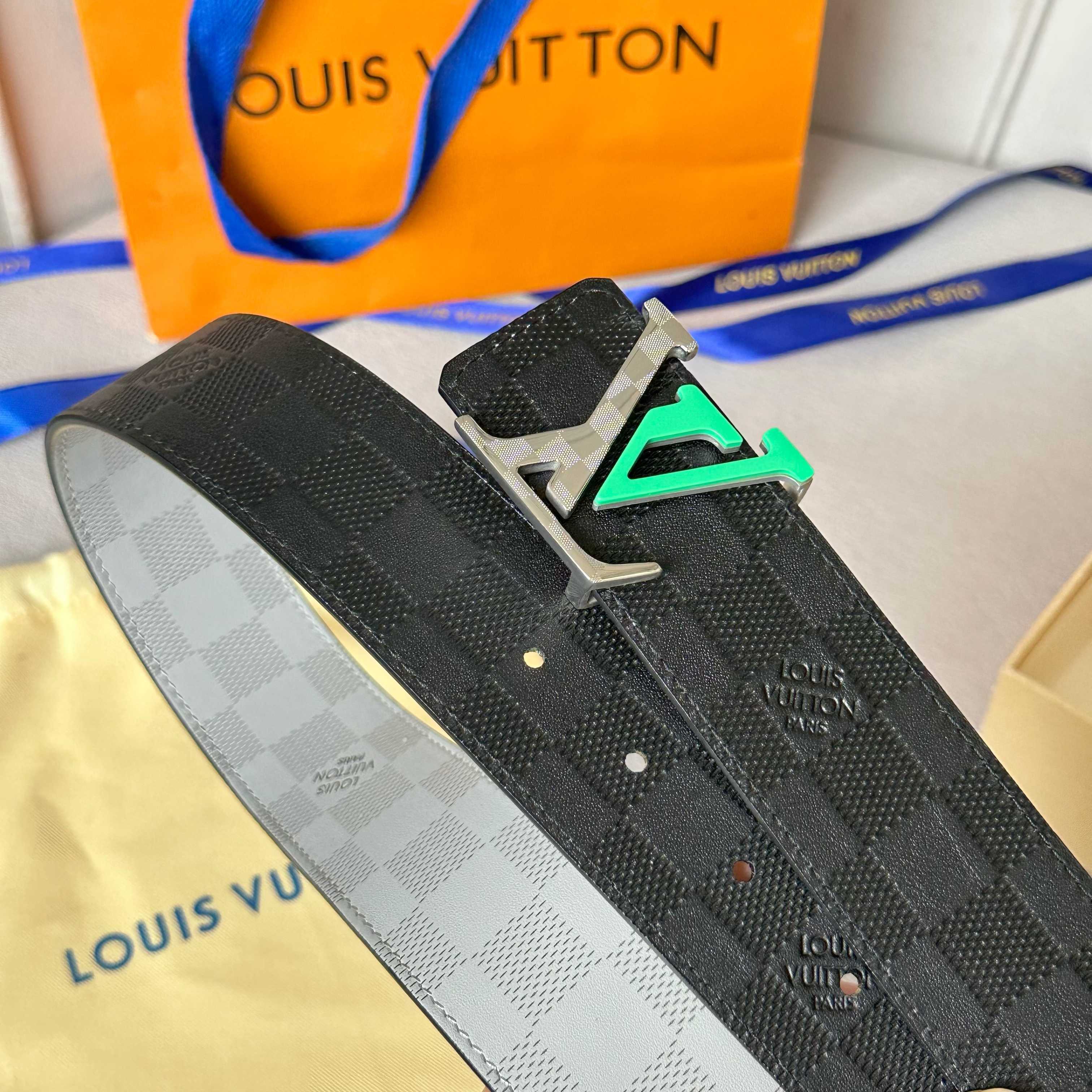 P；150[原版包裝➕1.0】
     L0UIS VUITT0N 今季新品 男士原單腰帶 寬度40毫米 雙面進口頭層小牛皮絲印圖案logo設計 搭配最新双色五金 可雙面佩戴 適合沈穩低調的男士使用