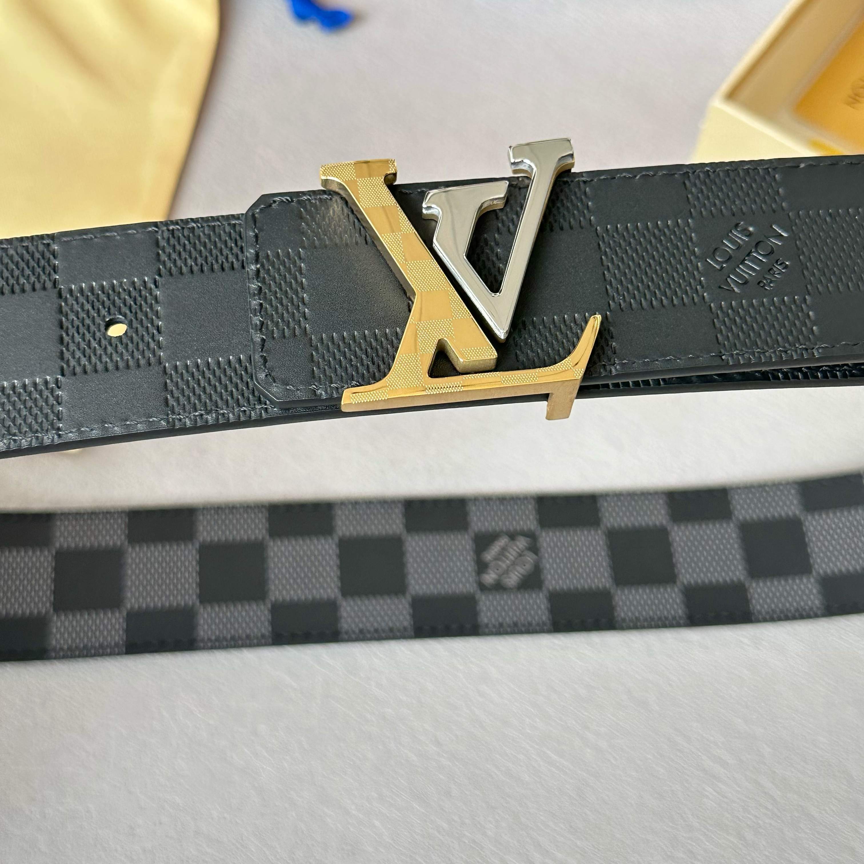 P；150[原版包裝➕1.0】
     L0UIS VUITT0N 今季新品 男士原單腰帶 寬度40毫米 雙面進口頭層小牛皮絲印圖案logo設計 搭配最新双色五金 可雙面佩戴 適合沈穩低調的男士使用