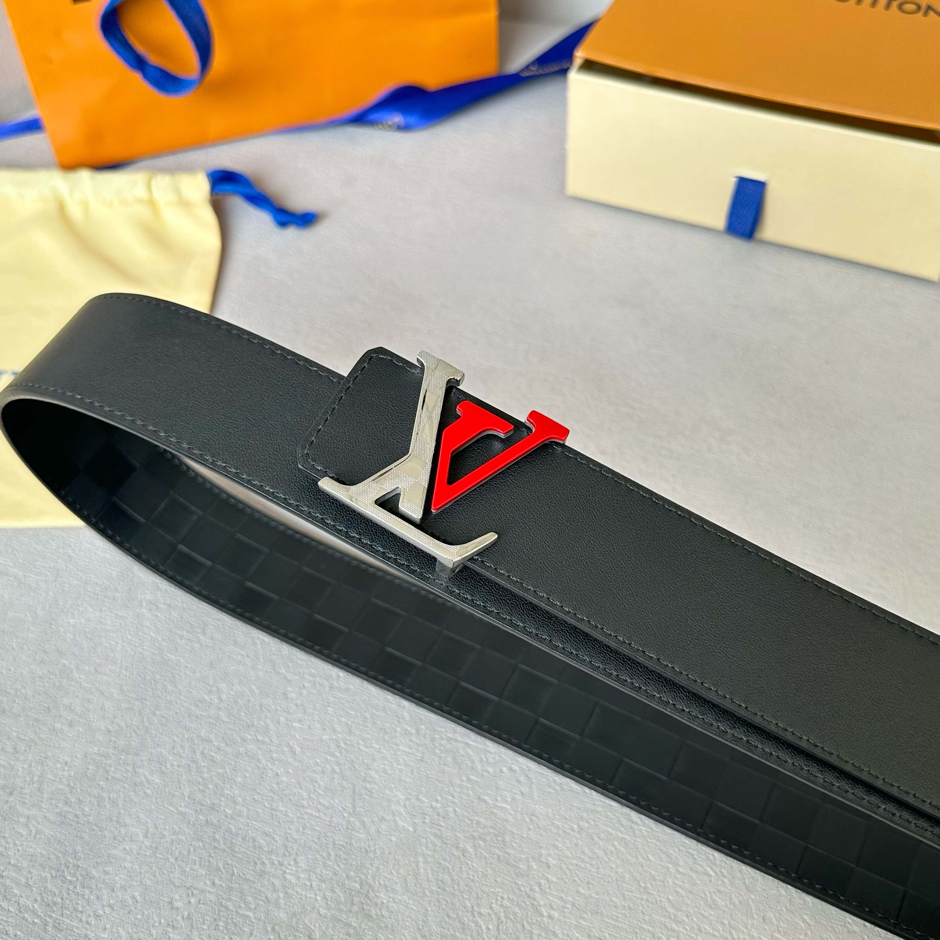 P；150[原版包裝➕1.0】
     L0UIS VUITT0N 今季新品 男士原單腰帶 寬度40毫米 雙面進口頭層小牛皮絲印圖案logo設計 搭配最新双色五金 可雙面佩戴 適合沈穩低調的男士使用