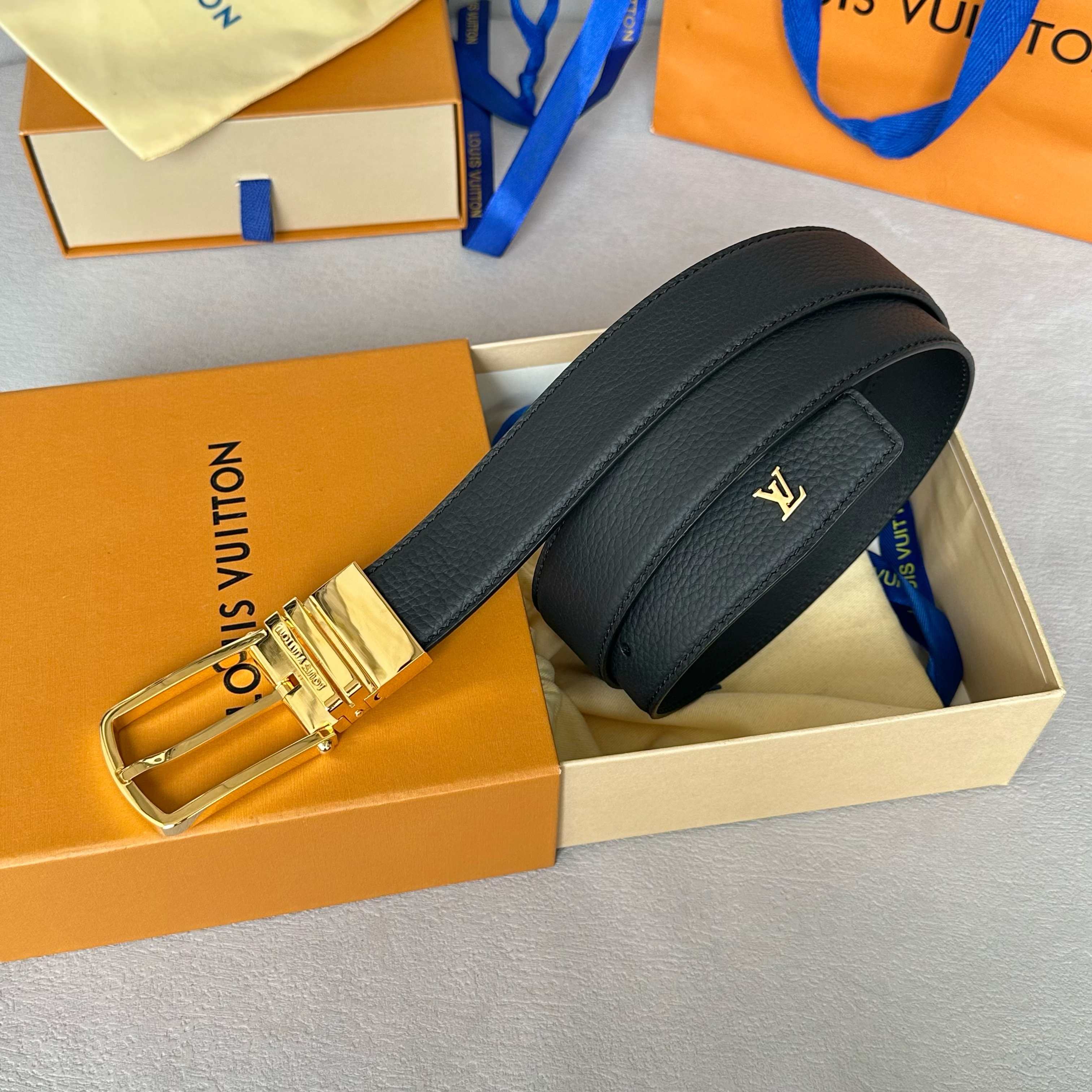 P160 [原版包装➕1.0】
       L0UIS VUITT0N 今季新品 男士原單腰帶 寬度35毫米 经典头层togo荔枝纹 搭配低调可旋转针扣五金 尾部饰有品牌logo配件相呼应 长度可自行调节 适合沉稳低调的男神使用