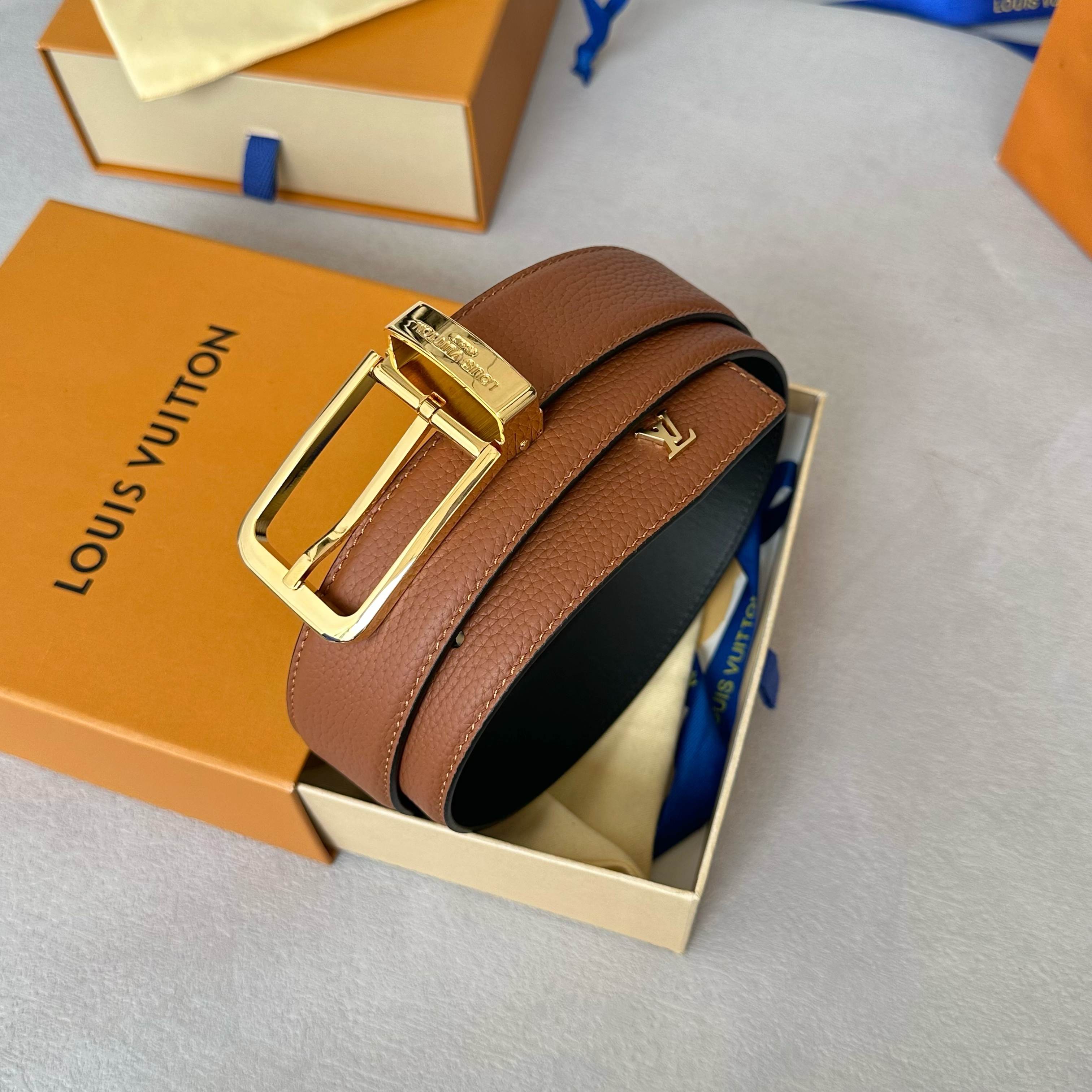 P160 [原版包装➕1.0】
       L0UIS VUITT0N 今季新品 男士原單腰帶 寬度35毫米 经典头层togo荔枝纹 搭配低调可旋转针扣五金 尾部饰有品牌logo配件相呼应 长度可自行调节 适合沉稳低调的男神使用