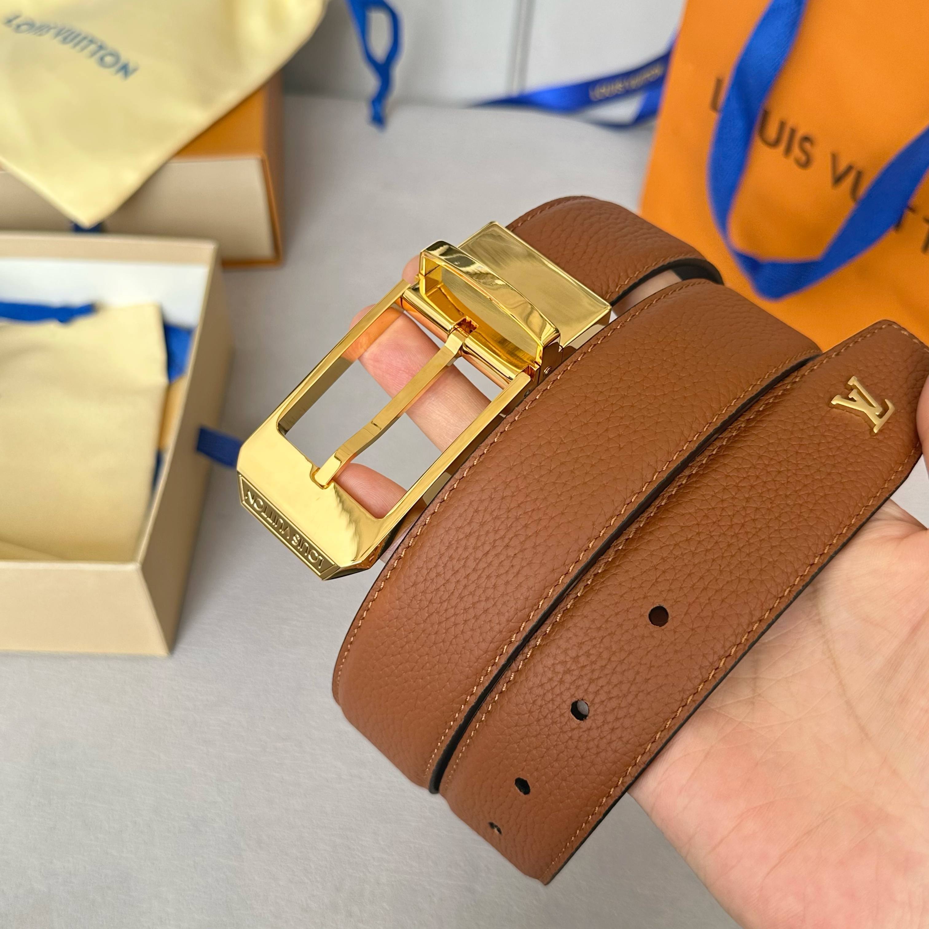 P160 [原版包装➕1.0】
       L0UIS VUITT0N 今季新品 男士原單腰帶 寬度35毫米 经典头层togo荔枝纹 搭配低调可旋转针扣五金 尾部饰有品牌logo配件相呼应 长度可自行调节 适合沉稳低调的男神使用