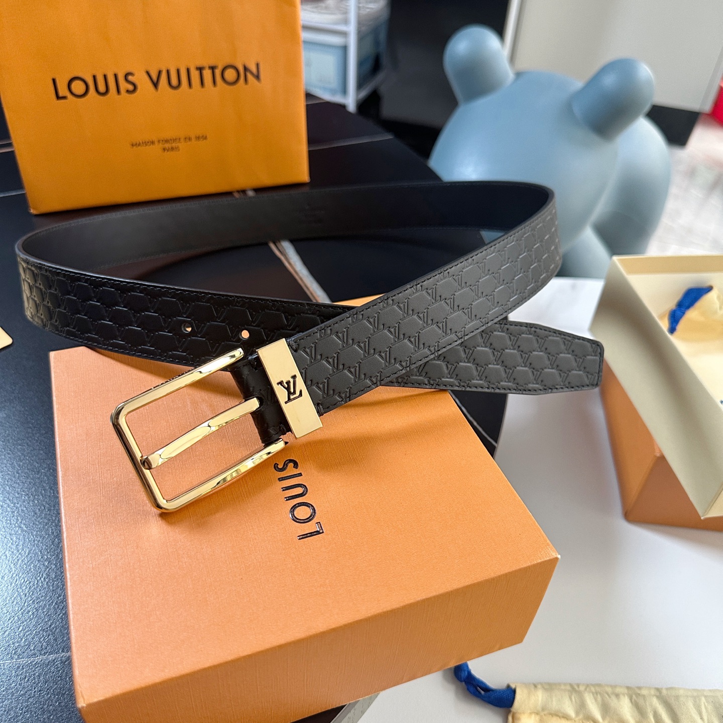 P150 [原版包裝➕1.0】
       L0UIS VUITT0N 今季新品 男士原單腰帶 寬度35毫米 雙面選用進口小牛皮 帶身壓飾帶有小標誌 搭配經典款針扣 簡約大方 百搭款