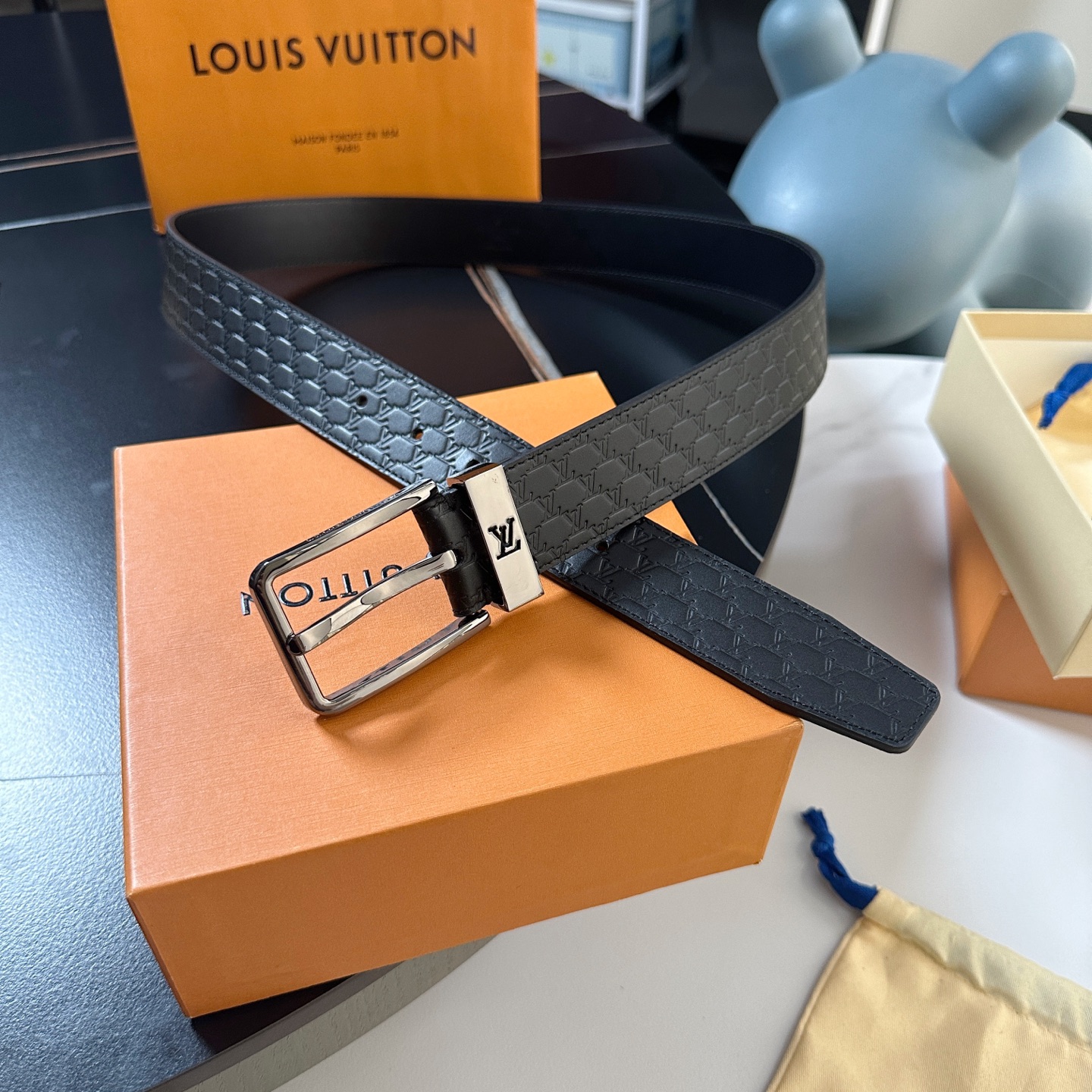 NO:138904,L0UIS VUITT0N New product for this season, original single belt for men, width 35mm, imported calfskin on both sides, belt pressing with small logo, matched with classic pin buckle, simple and elegant, versatile, belt, cowhide19860909L0UIS VUITT0N 今季新品 男士原單腰帶 寬度35毫米 雙面選用進口小牛皮 帶身壓飾帶有小標誌 搭配經典款針扣 簡約大方 百搭款,皮带,cowhide,Belt