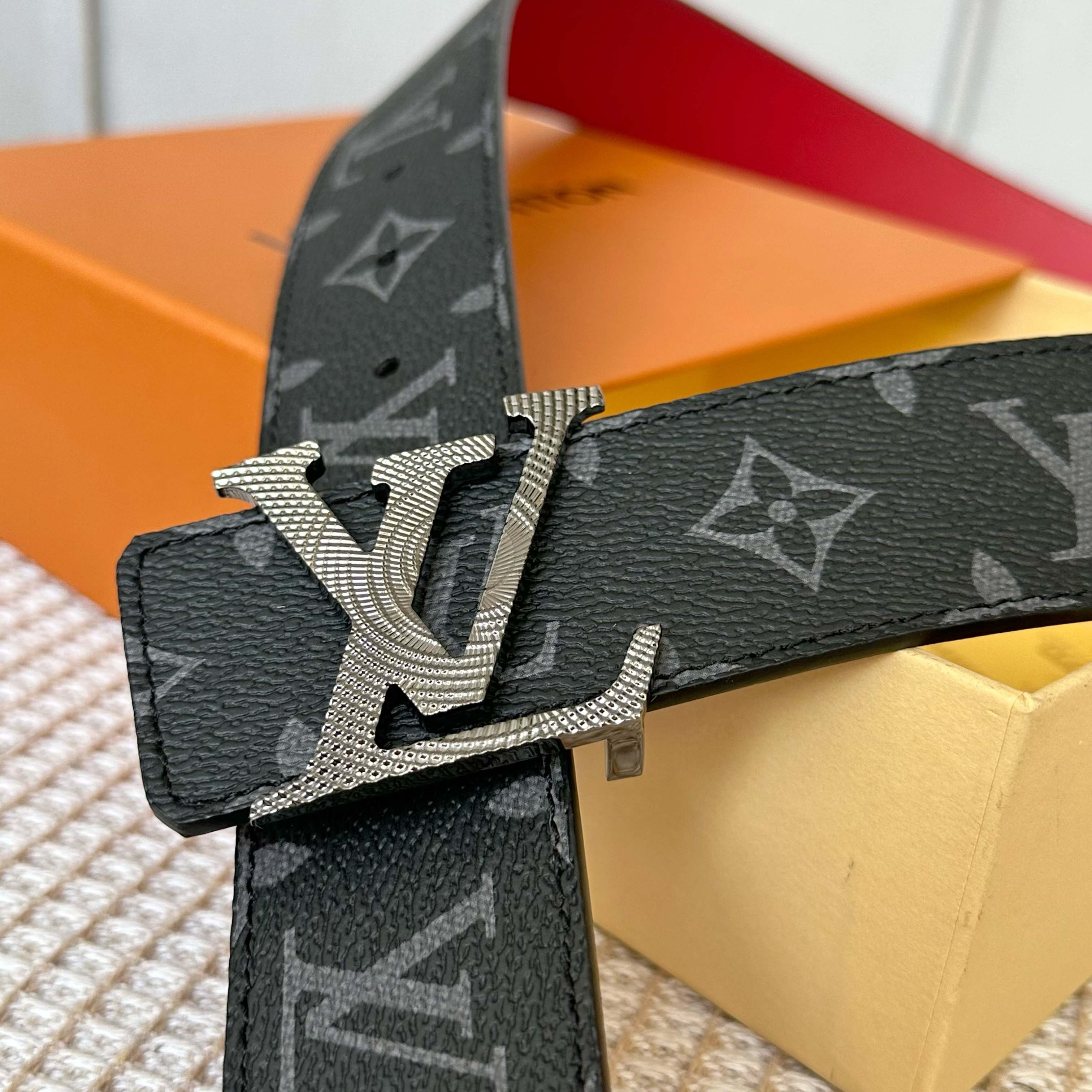 P：140【原版包裝➕1.0】
         L0UIS VUITT0N 專櫃最新升級版本 寬度40毫米 精湛工藝定制帆布面料襯托進口小牛皮彩色底  搭配精鋼雕花字母搭扣 🉑雙面用 經典百搭款！