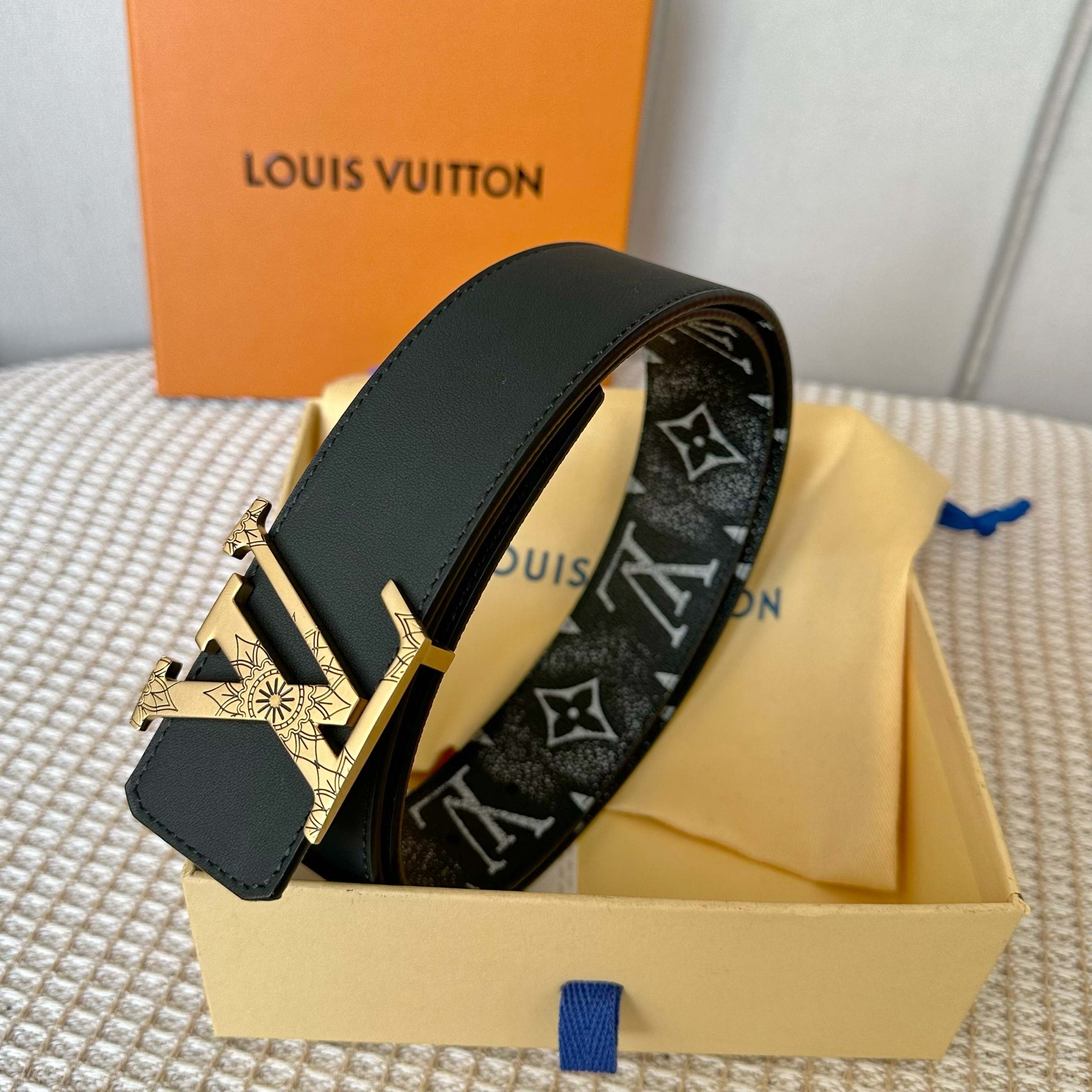 P145【原版包裝➕1.0】
        驢牌原單新品 寬度40毫米 此款腰帶雙面可用 做工精細的新型搭扣 面採用專用定制面料 襯托獨具特色的小牛皮底 百搭款