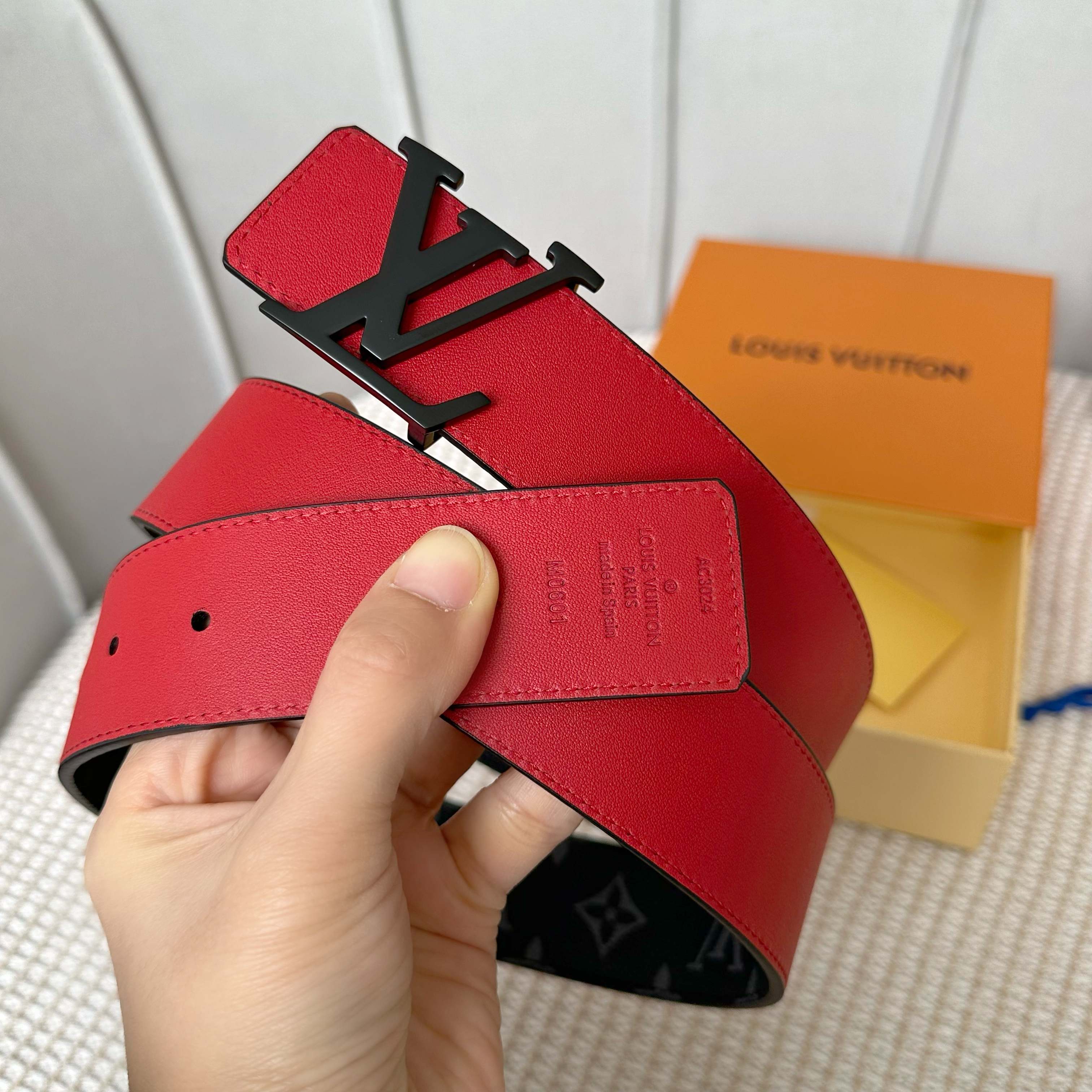 NO:138946,L0UIS VUITT0N The latest upgraded version of the counter is 40mm wide, exquisite craftsmanship custom canvas fabric sets off the imported calfskin color base, matched with stainless steel letter buckle, double-sided classic and versatile style! , belt, cowhide19860909L0UIS VUITT0N 專櫃最新升級版本 寬度40毫米 精湛工藝定制帆布面料襯托進口小牛皮彩色底 搭配精鋼字母搭扣 雙面用 經典百搭款！,皮带,cowhide,Belt