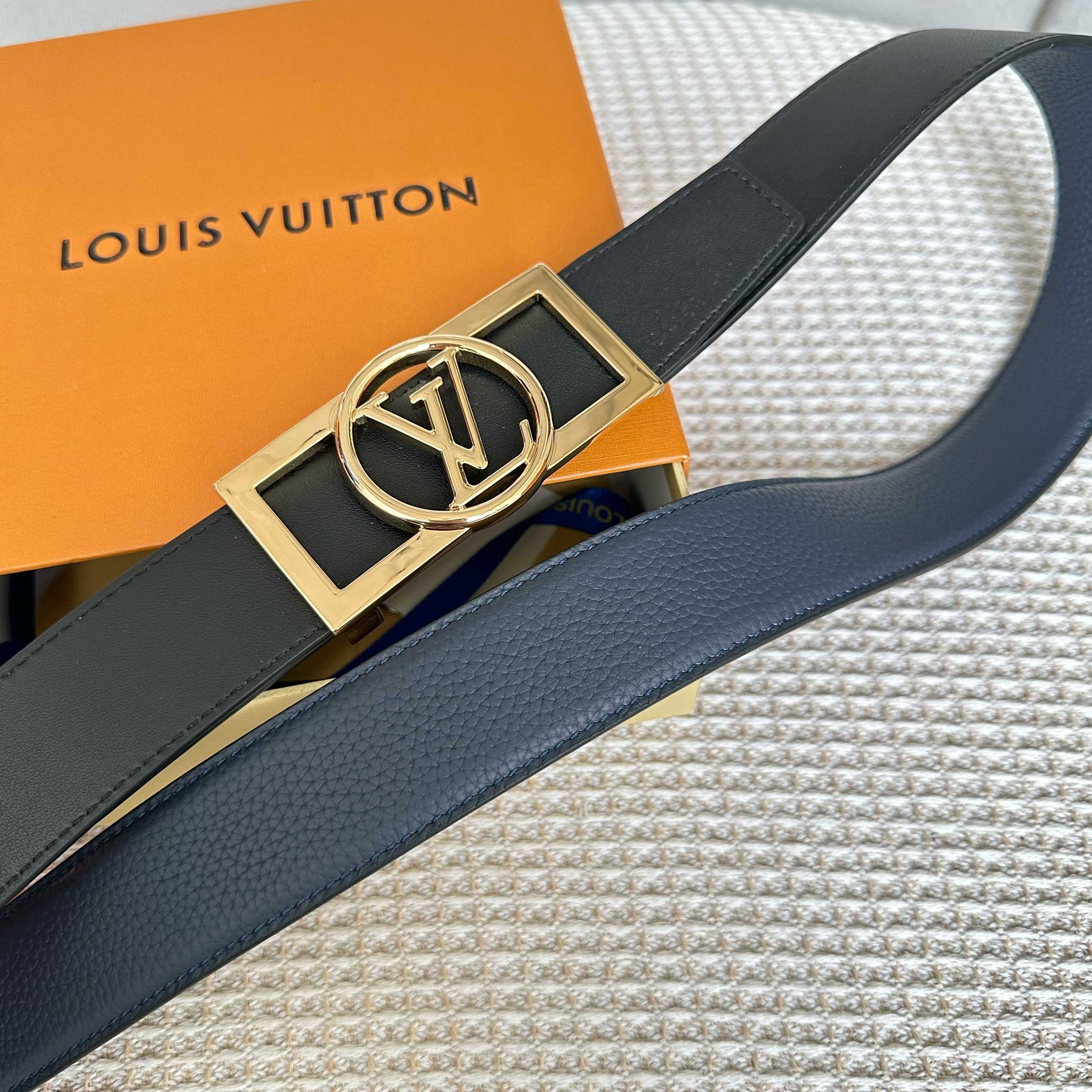 P：150【原版包裝➕1.0】
       L0UIS VUITT0N 今 驢家男士原單腰帶 寬度35毫米 腰帶採用一面荔枝紋togo皮一面進口小牛皮底 雙八字頭尾設計款 搭配新款設計精鋼五金 可雙面佩戴 經久耐用 低調百搭款