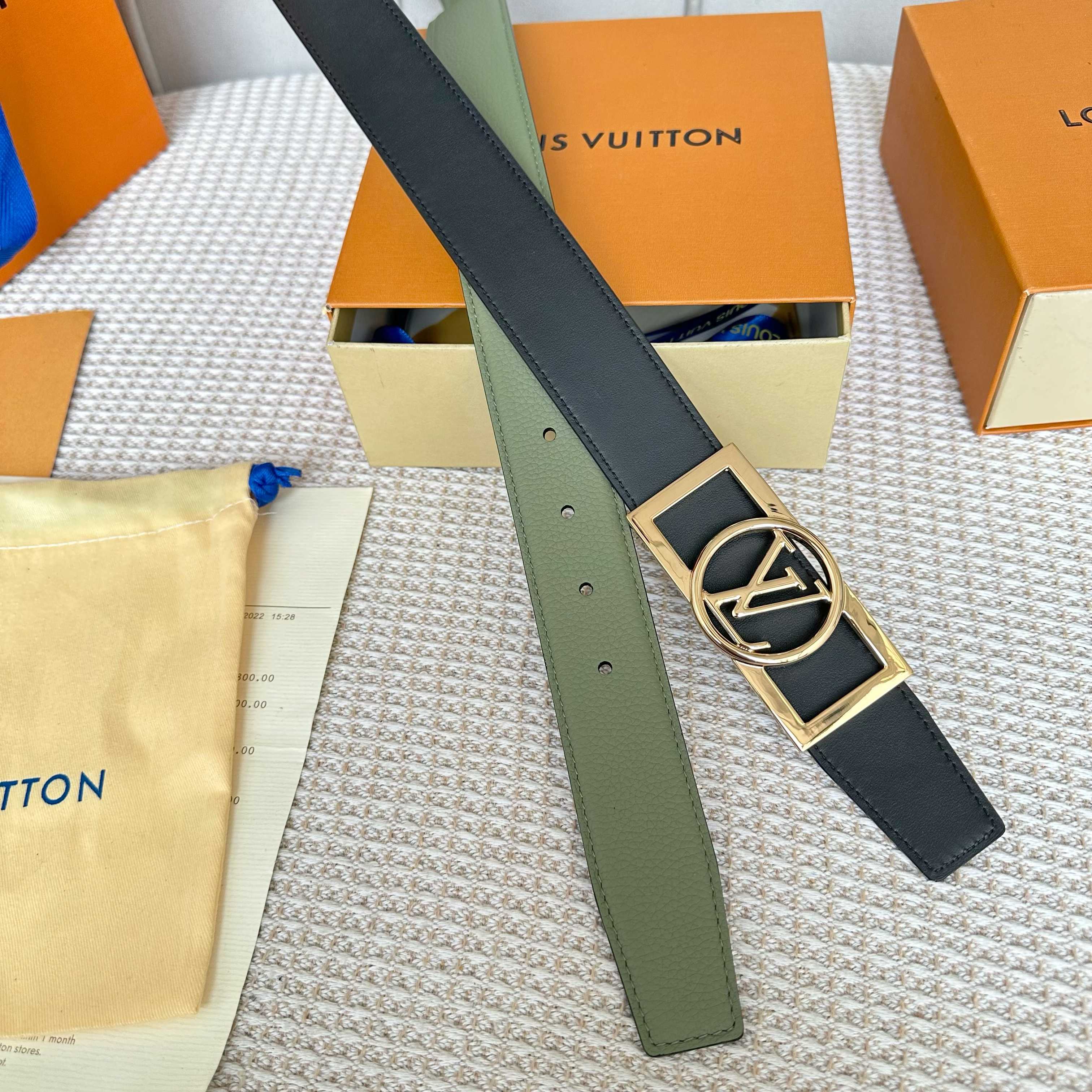 P：150【原版包裝➕1.0】
       L0UIS VUITT0N 今 驢家男士原單腰帶 寬度35毫米 腰帶採用一面荔枝紋togo皮一面進口小牛皮底 雙八字頭尾設計款 搭配新款設計精鋼五金 可雙面佩戴 經久耐用 低調百搭款