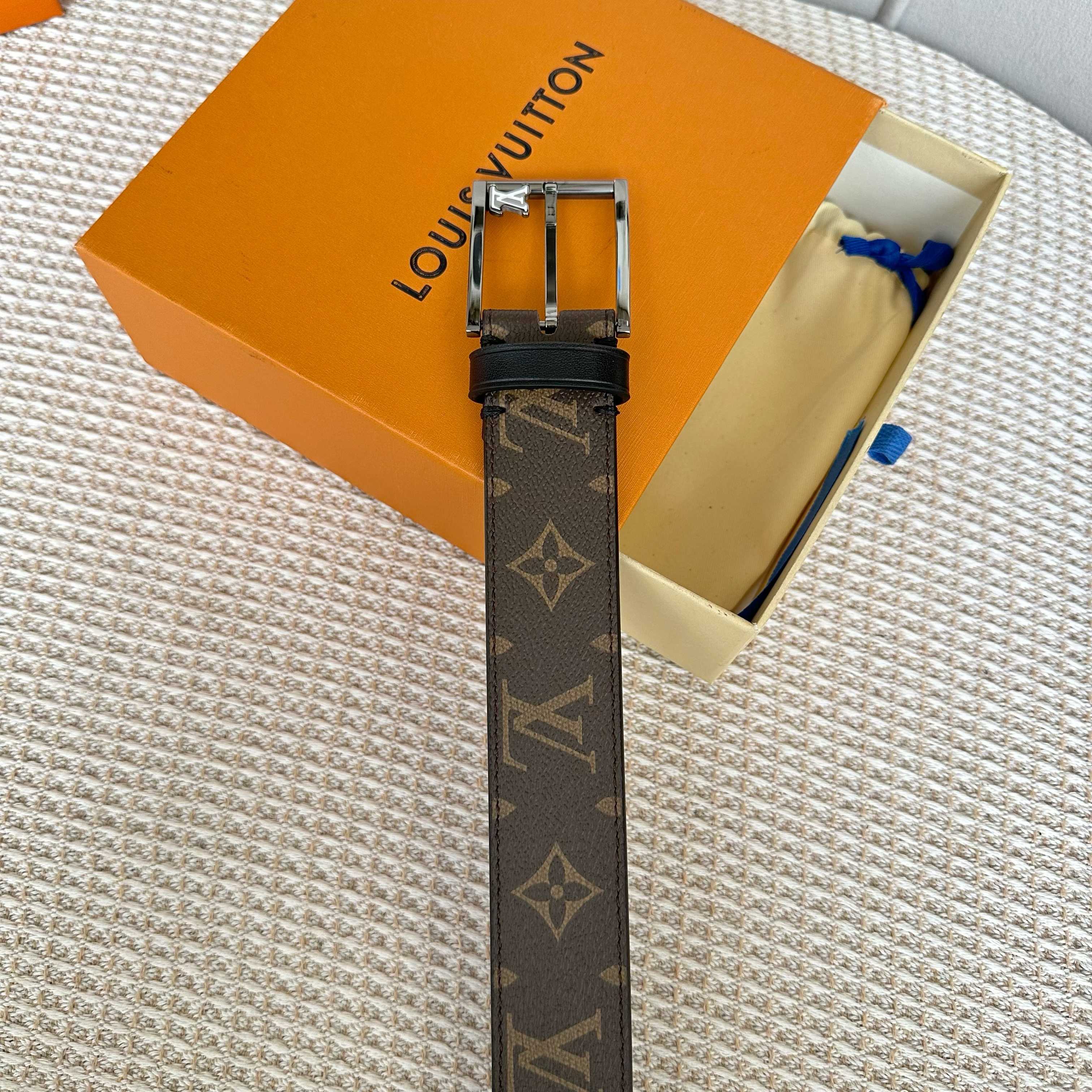 P150【原版包装➕1.0】
       L0UIS VUITT0N 今季新品 驴家男士原單腰帶 寬度35毫米 定制帆布内衬双面进口头层小牛皮 搭配全新开模针扣  皮带穿孔饰有五金 经久耐用 百搭款