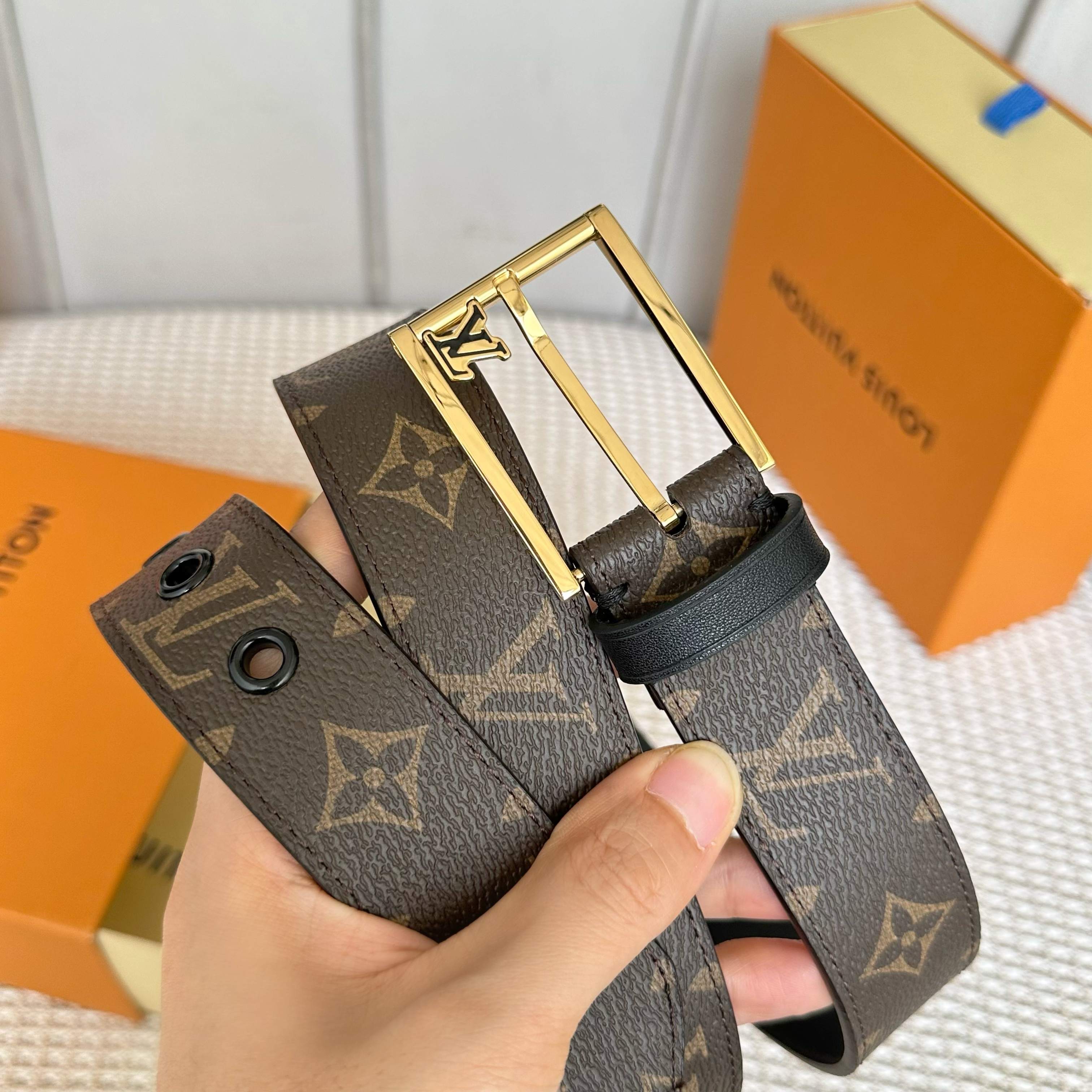 P150【原版包装➕1.0】
       L0UIS VUITT0N 今季新品 驴家男士原單腰帶 寬度35毫米 定制帆布内衬双面进口头层小牛皮 搭配全新开模针扣  皮带穿孔饰有五金 经久耐用 百搭款