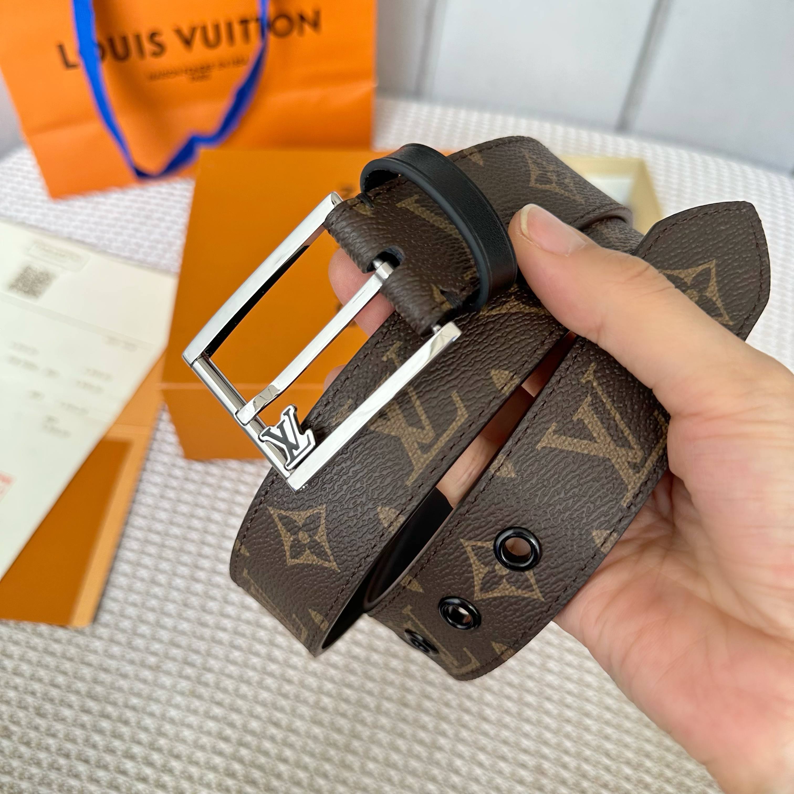 P150【原版包装➕1.0】
       L0UIS VUITT0N 今季新品 驴家男士原單腰帶 寬度35毫米 定制帆布内衬双面进口头层小牛皮 搭配全新开模针扣  皮带穿孔饰有五金 经久耐用 百搭款